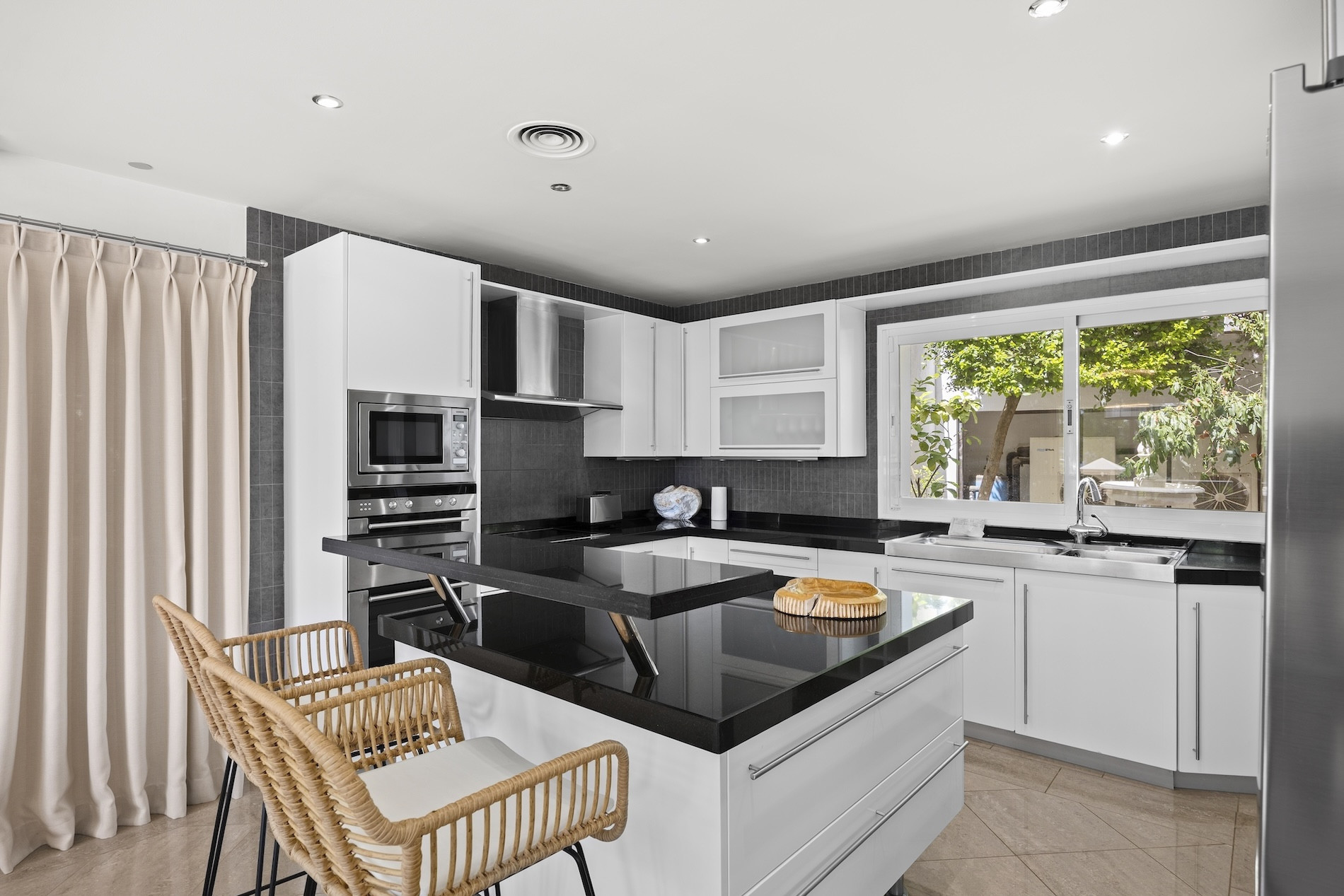  Image of Villa - 8 Bedrooms - 6 Bathrooms for sale in Malaga-Benahavis-Spain, Image 8