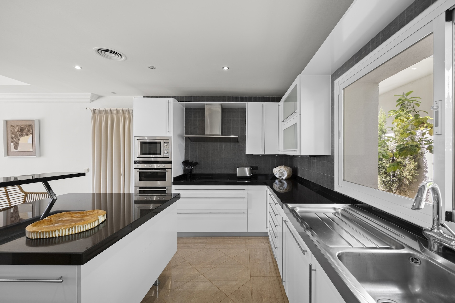  Image of Villa - 8 Bedrooms - 6 Bathrooms for sale in Malaga-Benahavis-Spain, Image 9