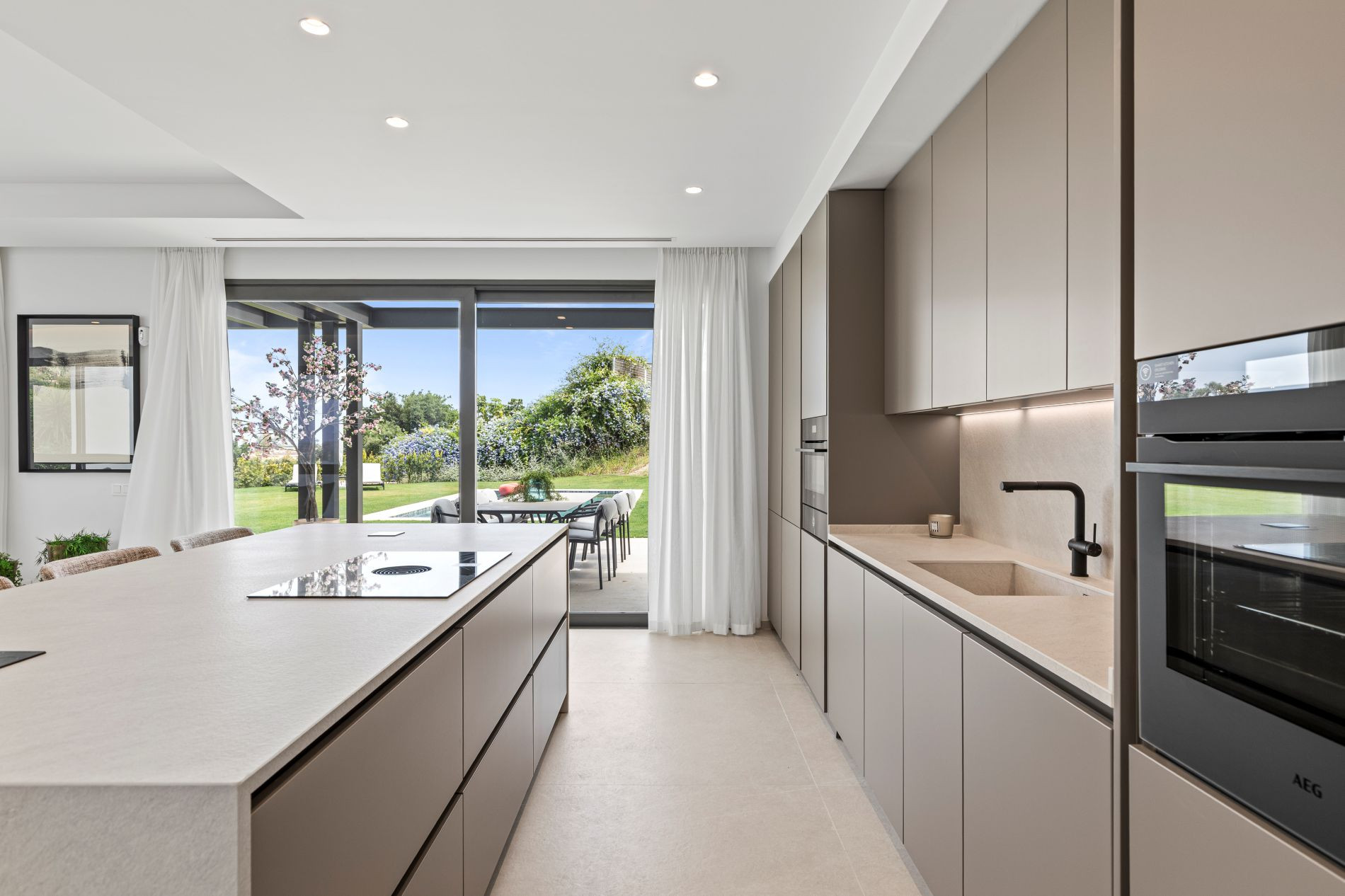  Image of Villa - 6 Bedrooms - 6 Bathrooms for sale in Malaga-Benahavis-Spain, Image 9