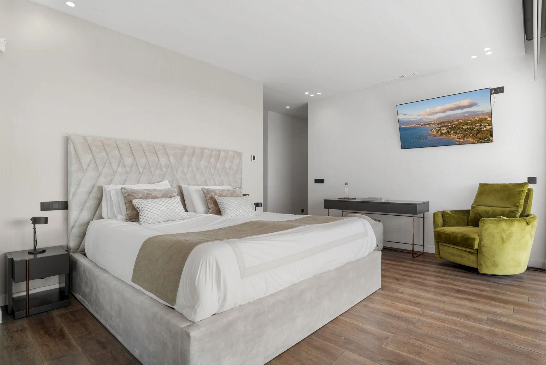  Image of Villa - 4 Bedrooms - 5 Bathrooms for sale in Malaga-Benahavis-Spain, Image 26