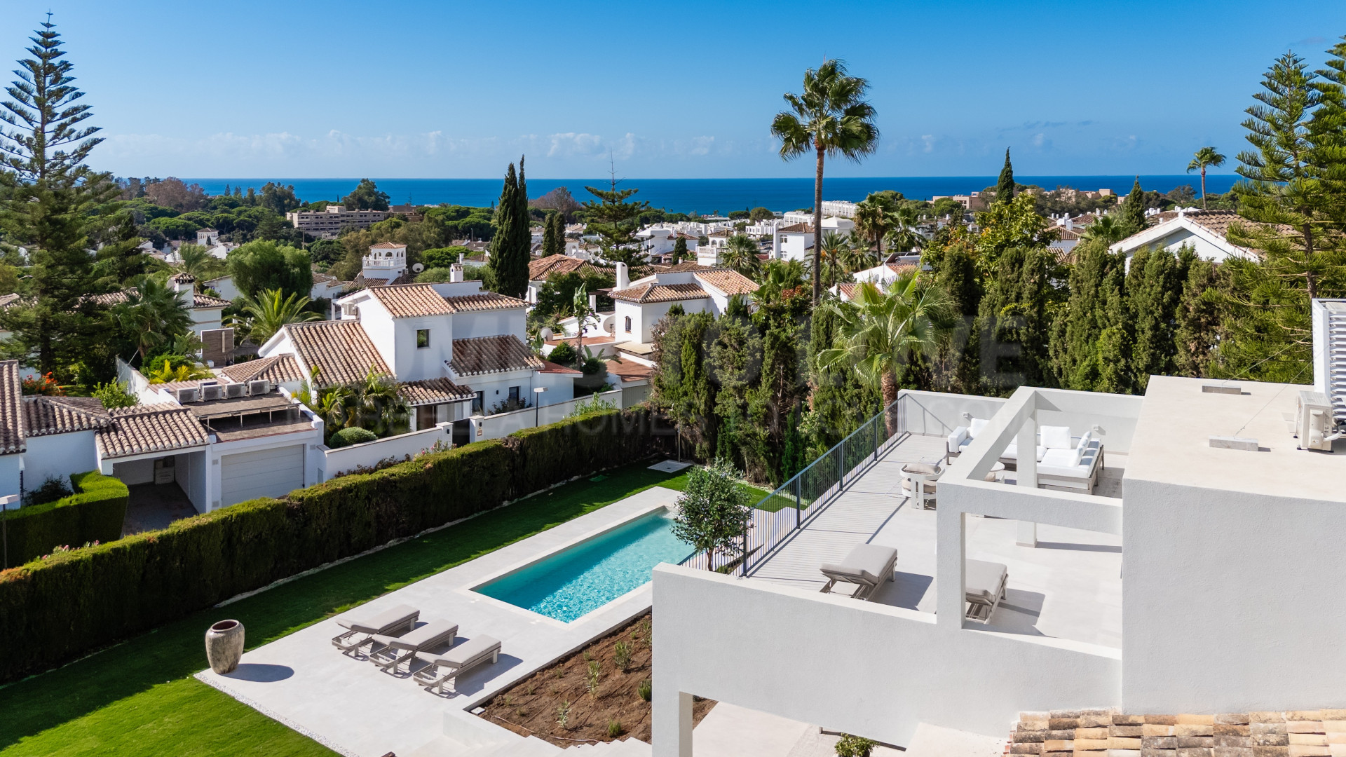Villa Mediterránea Totalmente Reformada con Vistas al Mar en Elviria - Marbella Este