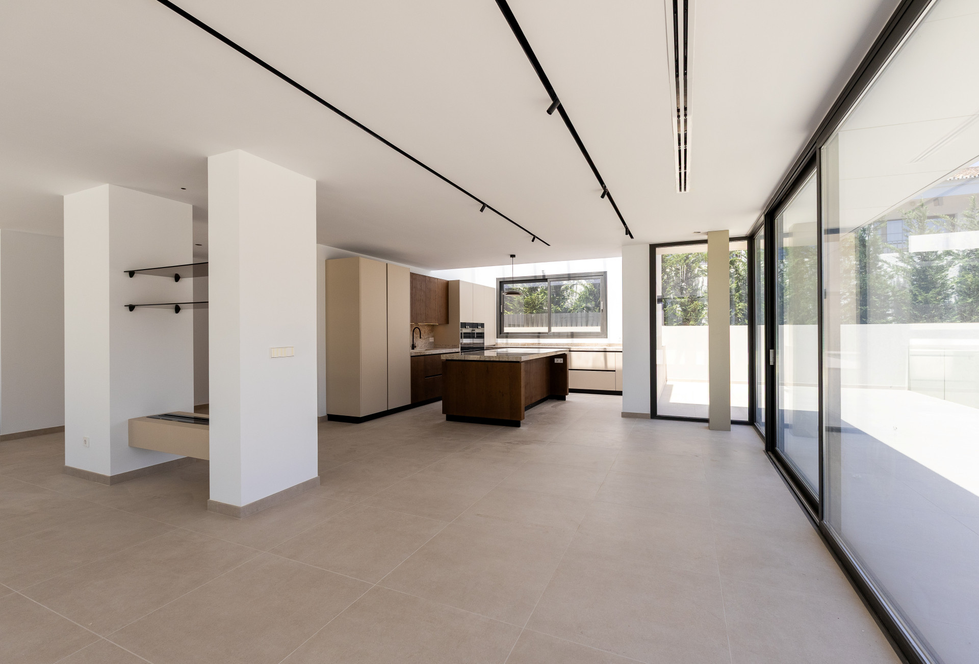 Image of Villa - 8 Bedrooms - 8 Bathrooms for Sale in Malaga-San Pedro de Alcantara-Spain, Image 4