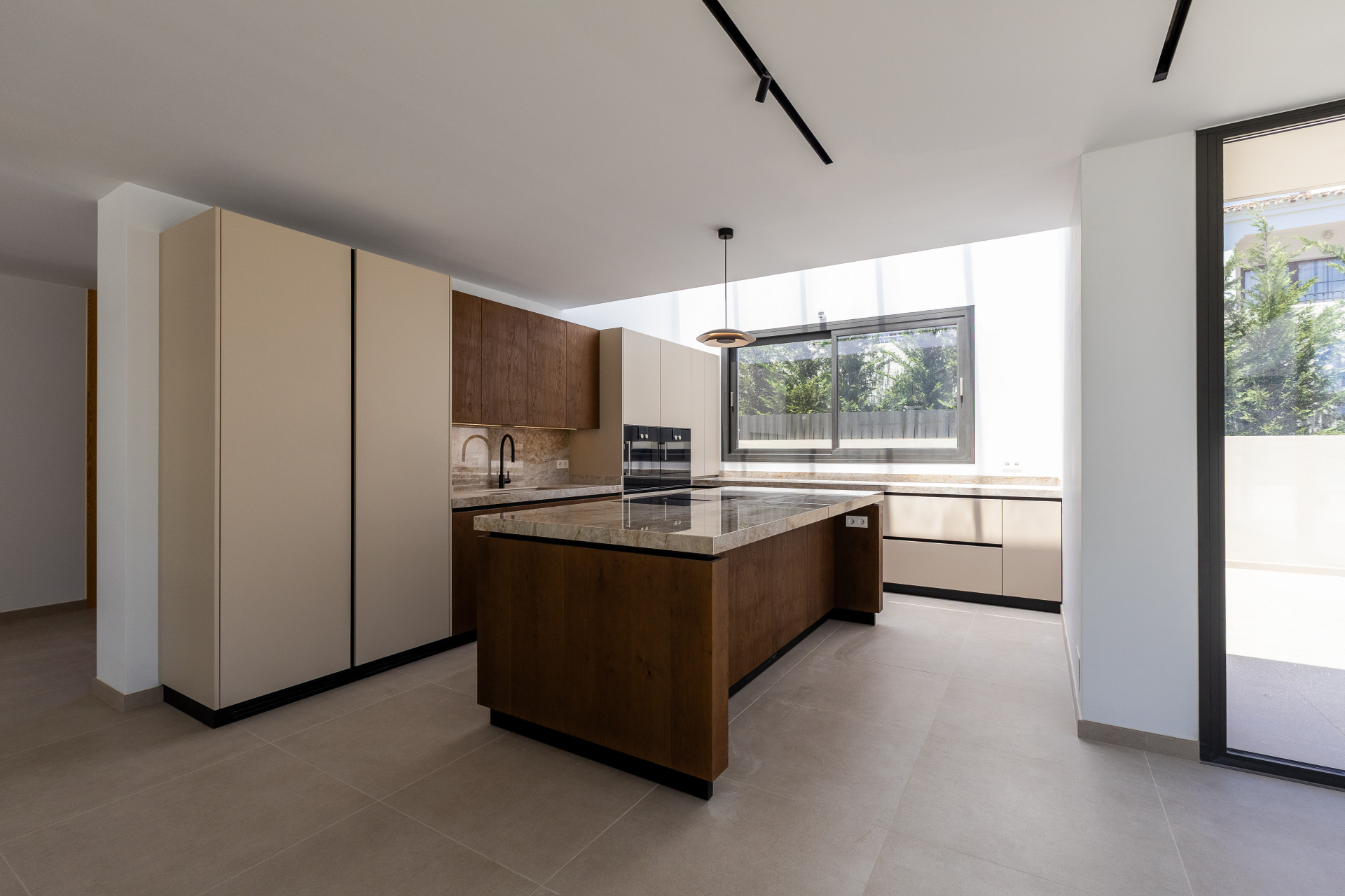 Image of Villa - 8 Bedrooms - 8 Bathrooms for Sale in Malaga-San Pedro de Alcantara-Spain, Image 5
