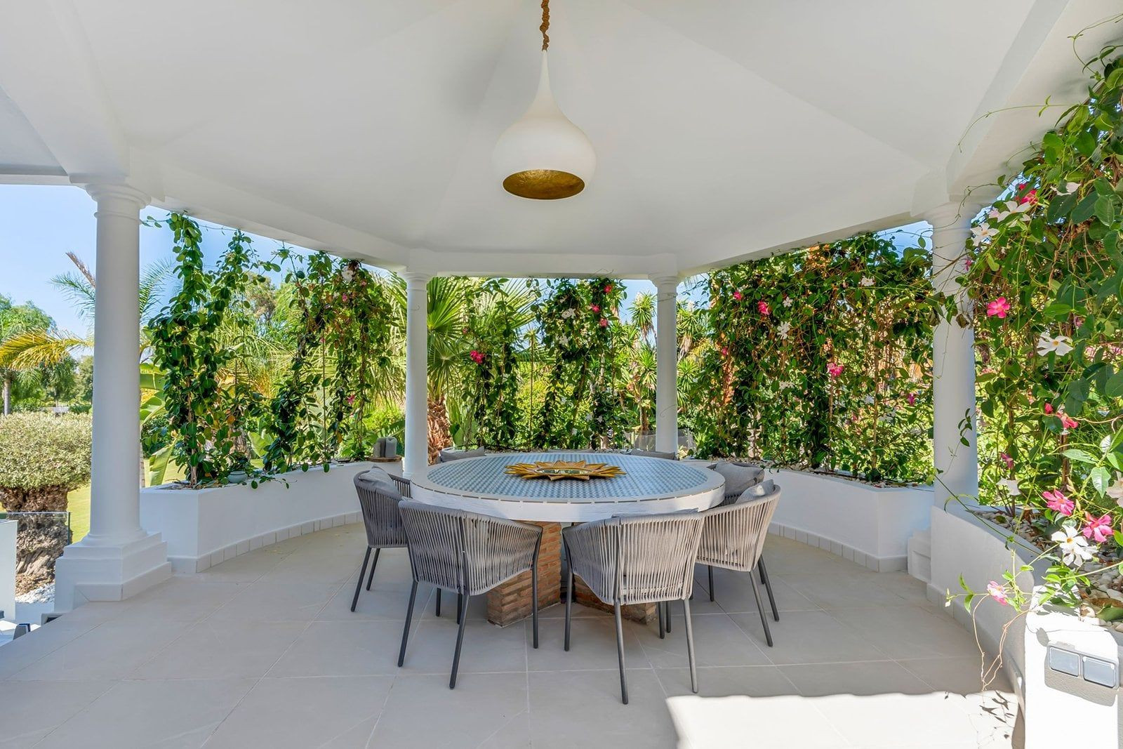Image of Villa - 6 Bedrooms - 9 Bathrooms for Sale in Malaga-San Pedro de Alcantara-Spain, Image 4