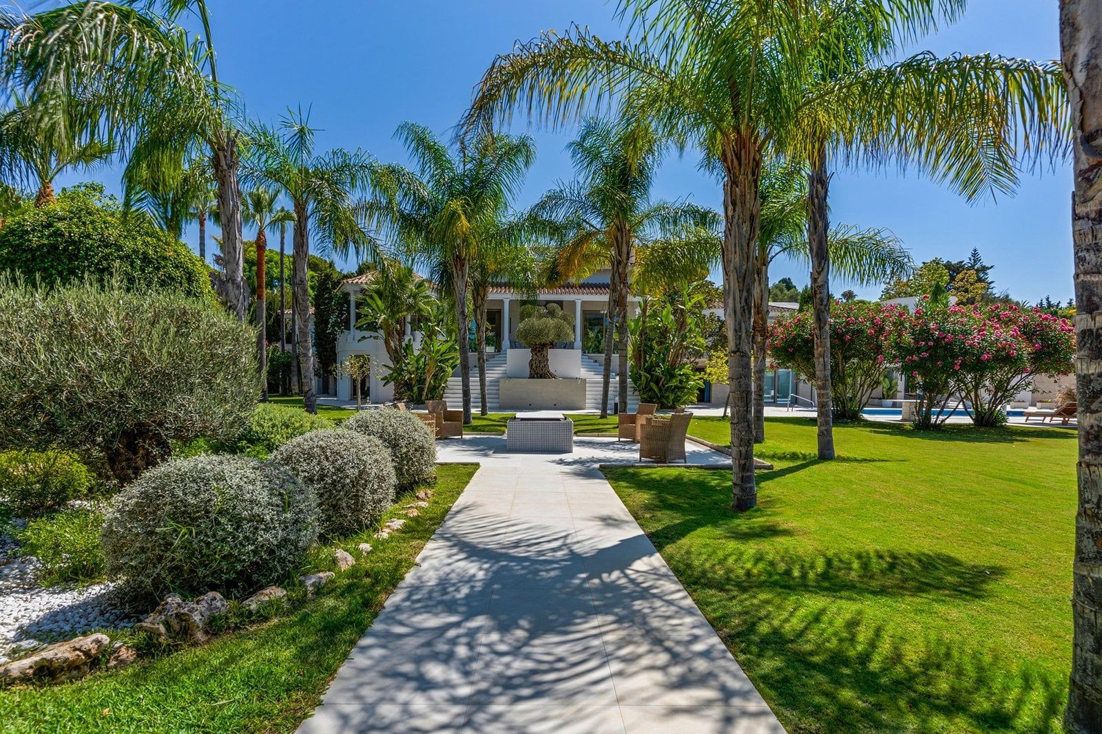 Image of Villa - 6 Bedrooms - 9 Bathrooms for Sale in Malaga-San Pedro de Alcantara-Spain, Image 2