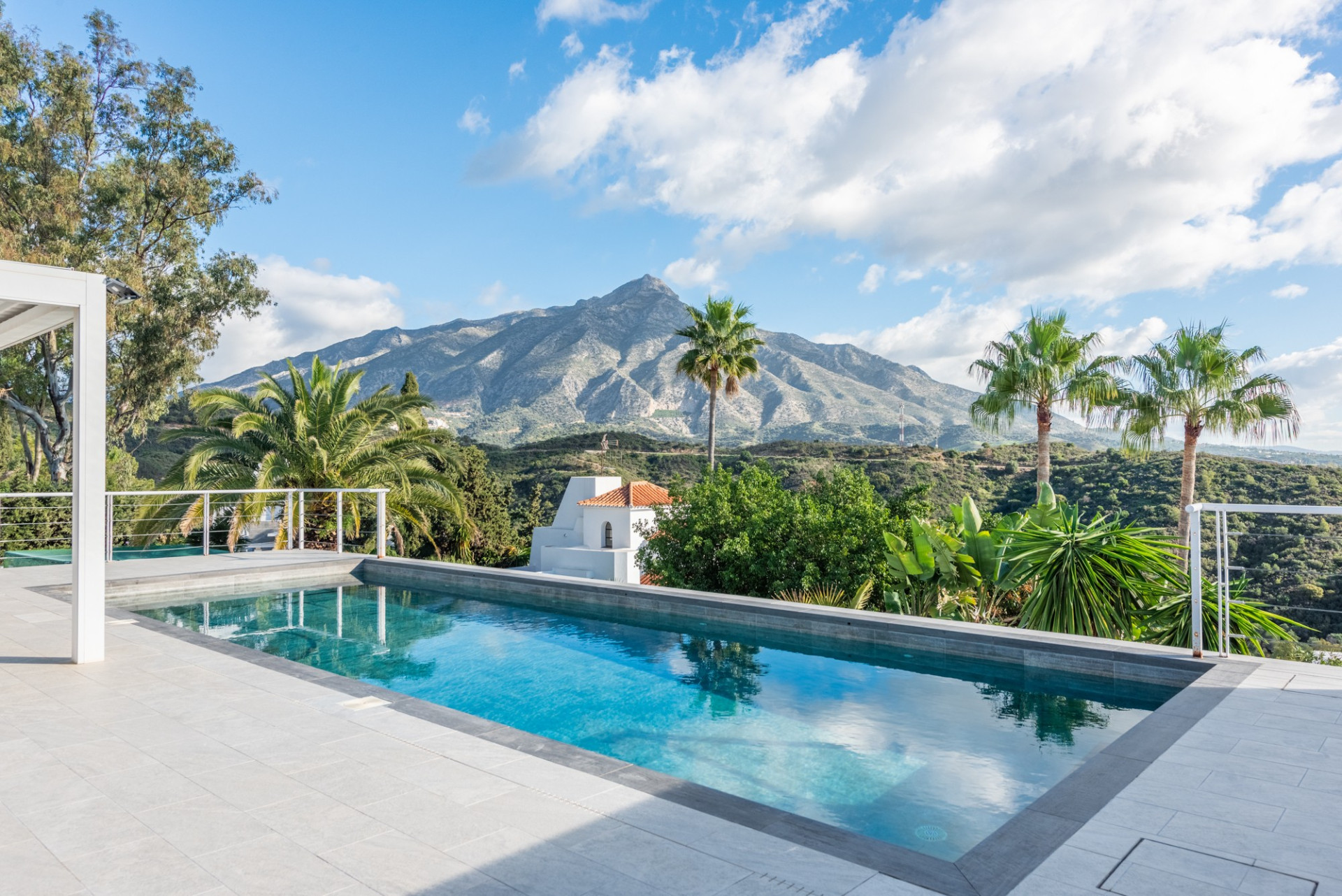 South-East Facing Villa with Sweeping Mediterranean Views in Las Lomas de Nueva Andalucía