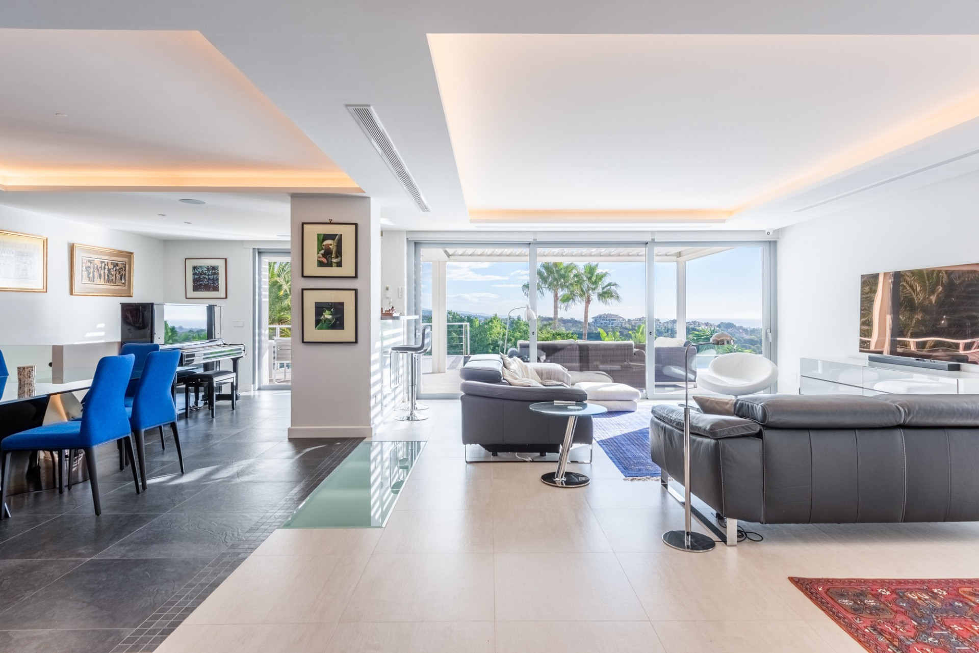 South-East Facing Villa with Sweeping Mediterranean Views in Las Lomas de Nueva Andalucía