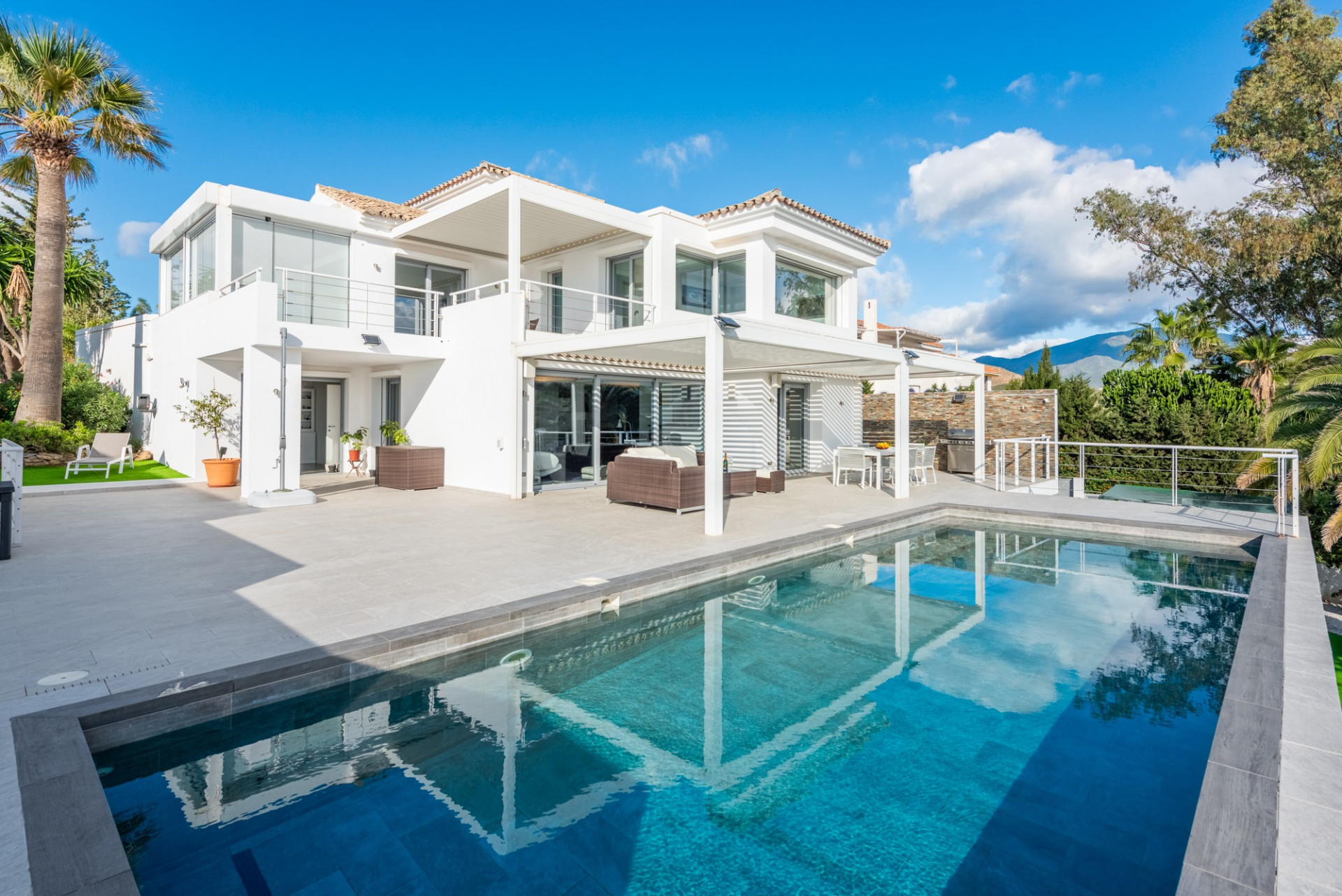South-East Facing Villa with Sweeping Mediterranean Views in Las Lomas de Nueva Andalucía