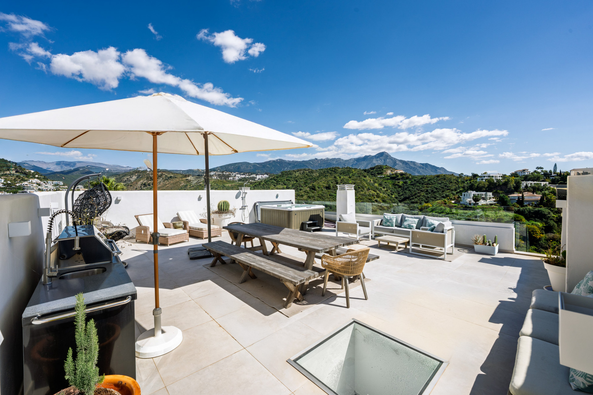 Image of Penthouse - 3 Bedrooms - 2 Bathrooms for sale in Malaga-Benahavis-Spain, Image 6
