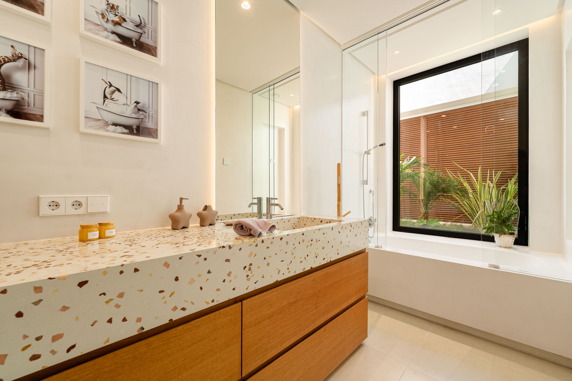  Image of Villa - 6 Bedrooms - 7 Bathrooms for sale in Malaga-San Pedro de Alcantara-Spain, Image 28