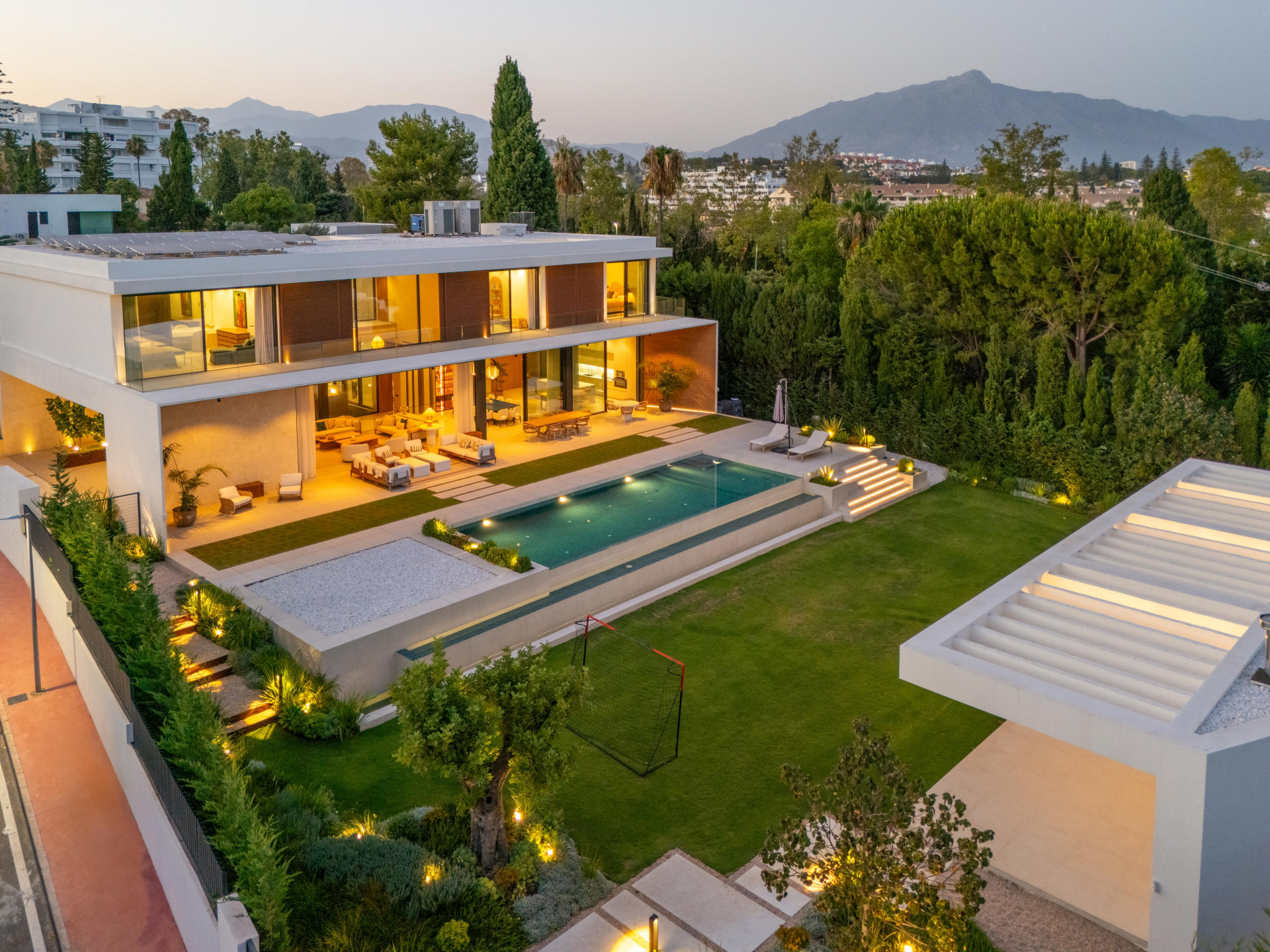 Image of Villa - 6 Bedrooms - 7 Bathrooms for Sale in Malaga-San Pedro de Alcantara-Spain, Image 1