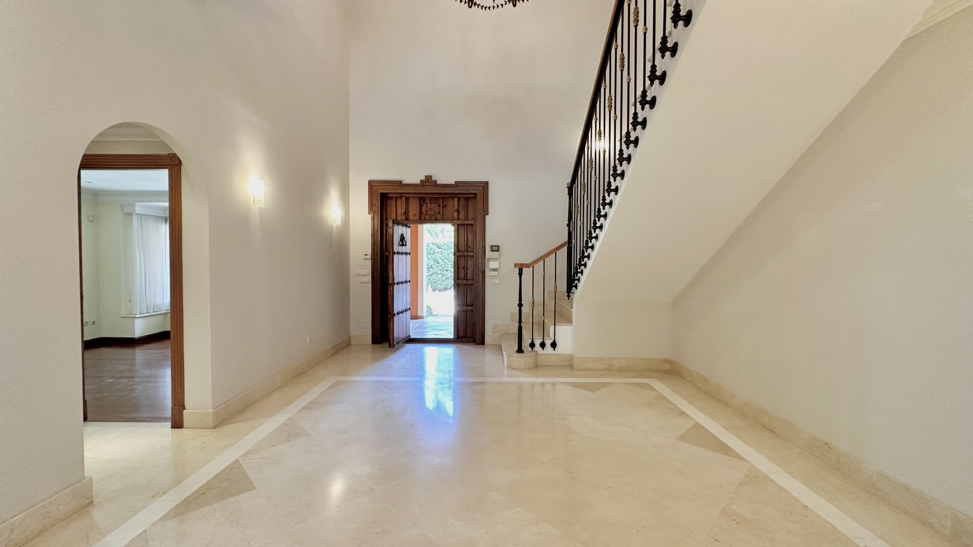  Image of Villa - 4 Bedrooms - 4 Bathrooms for sale in Malaga-Marbella-Spain, Image 11
