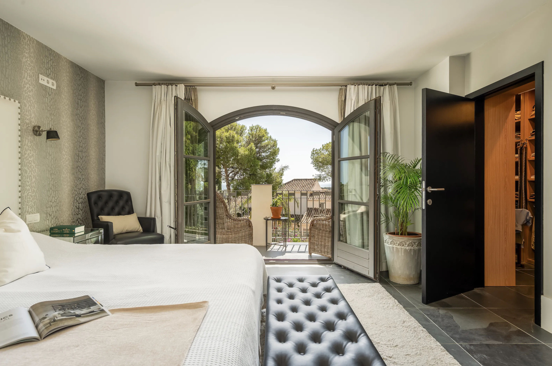  Image of Villa - 6 Bedrooms - 4 Bathrooms for sale in Malaga-Benahavis-Spain, Image 8