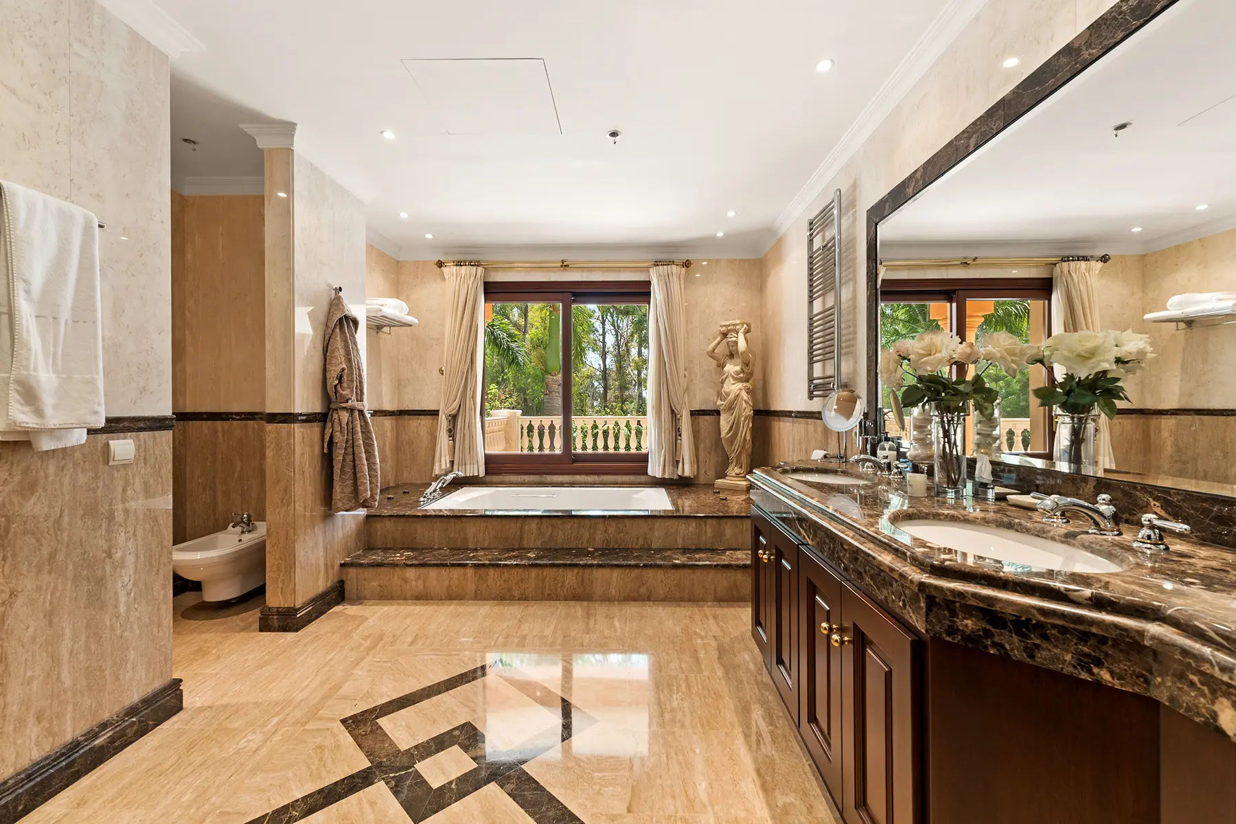  Image of Villa - 8 Bedrooms - 8 Bathrooms for sale in Malaga-San Pedro de Alcantara-Spain, Image 17