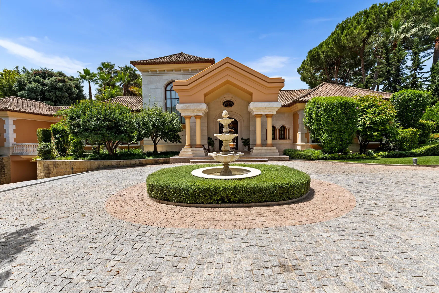 Image of Villa - 8 Bedrooms - 8 Bathrooms for Sale in Malaga-San Pedro de Alcantara-Spain, Image 4