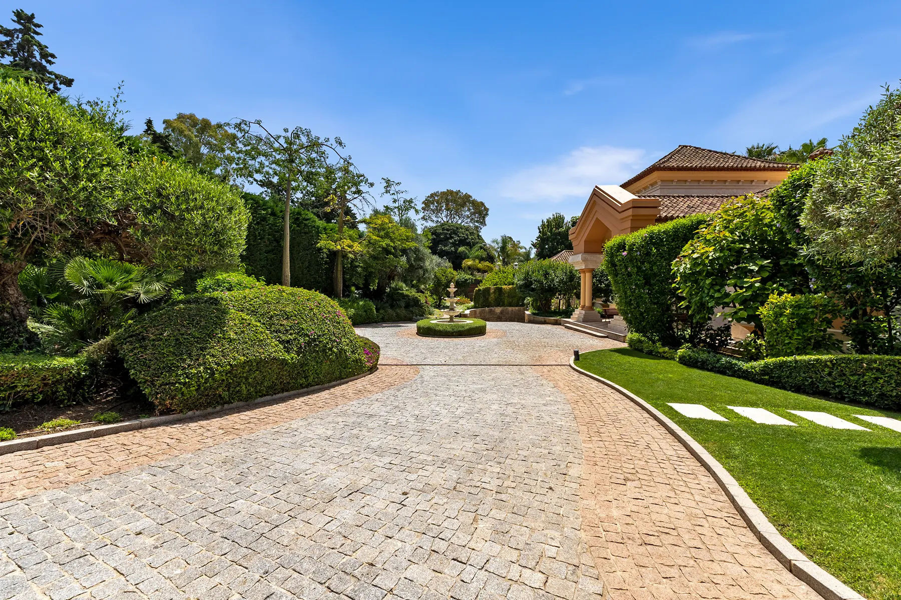  Image of Villa - 8 Bedrooms - 8 Bathrooms for sale in Malaga-San Pedro de Alcantara-Spain, Image 39