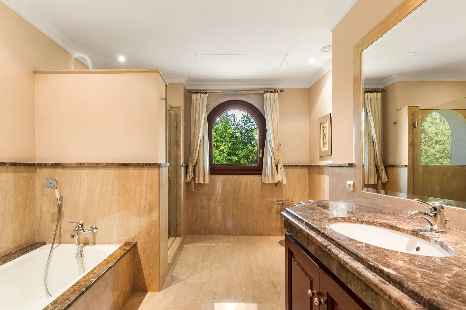  Image of Villa - 8 Bedrooms - 8 Bathrooms for sale in Malaga-San Pedro de Alcantara-Spain, Image 20