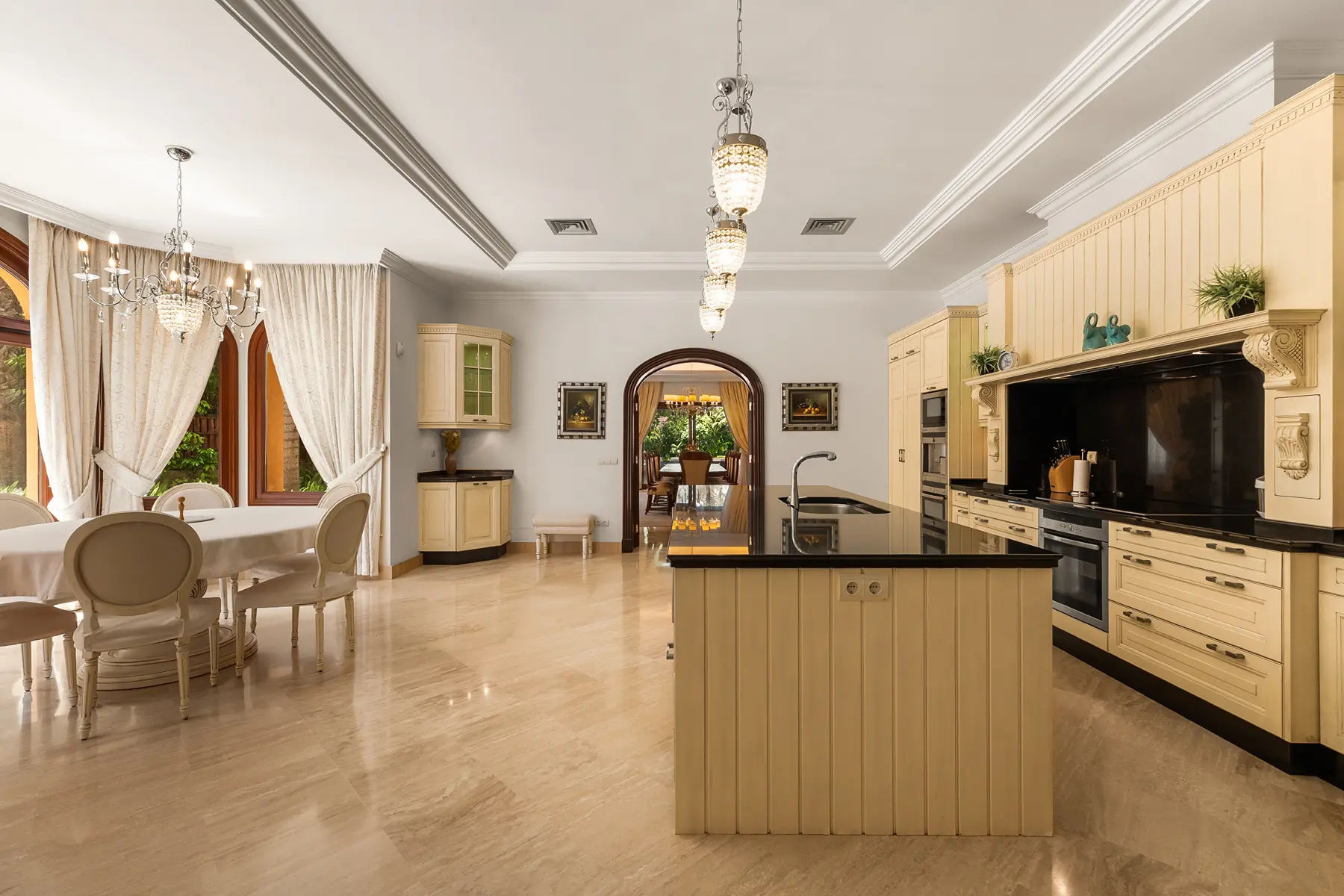  Image of Villa - 8 Bedrooms - 8 Bathrooms for sale in Malaga-San Pedro de Alcantara-Spain, Image 14