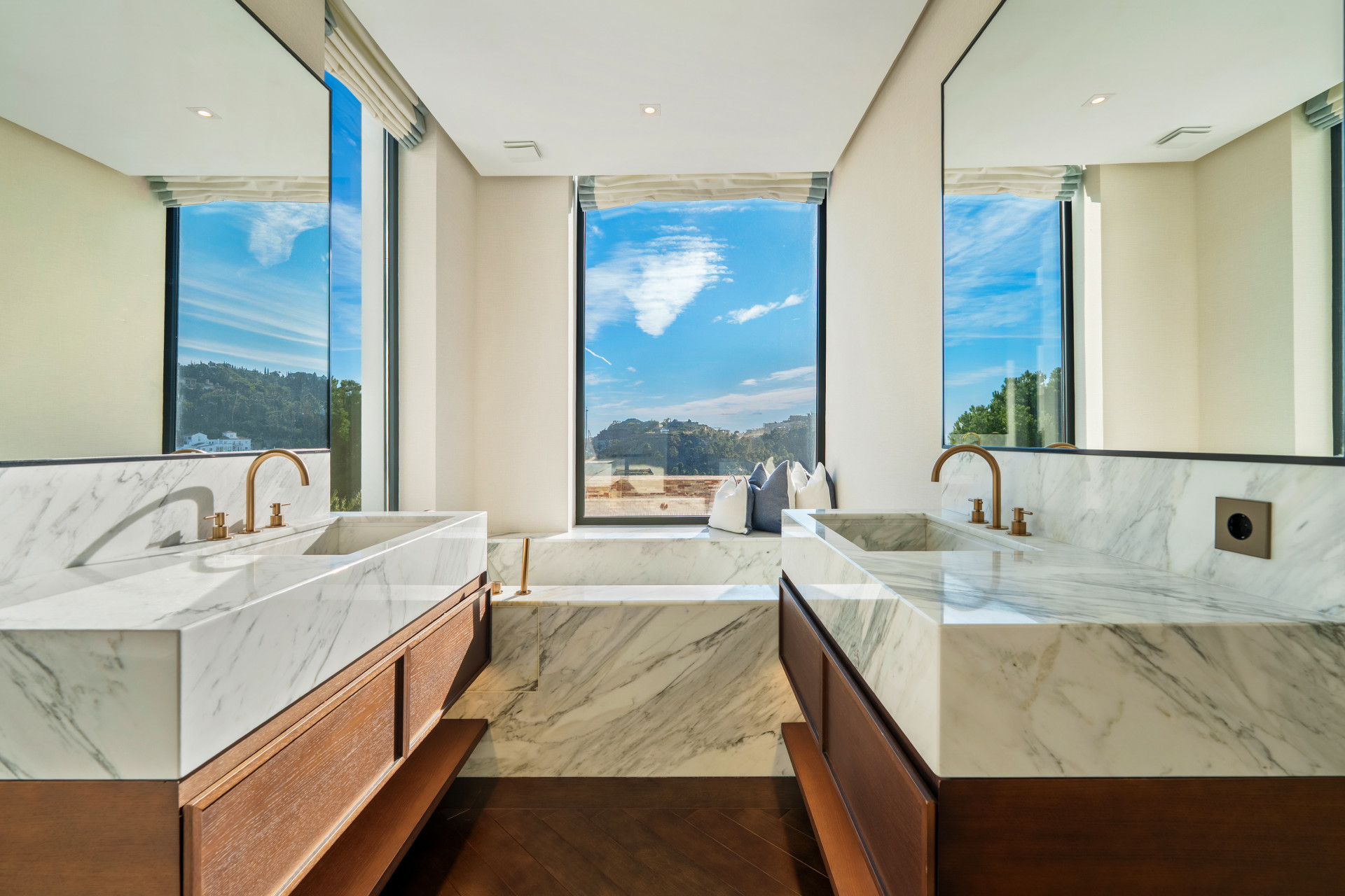  Image of Villa - 5 Bedrooms - 5 Bathrooms for sale in Malaga-Benahavis-Spain, Image 36