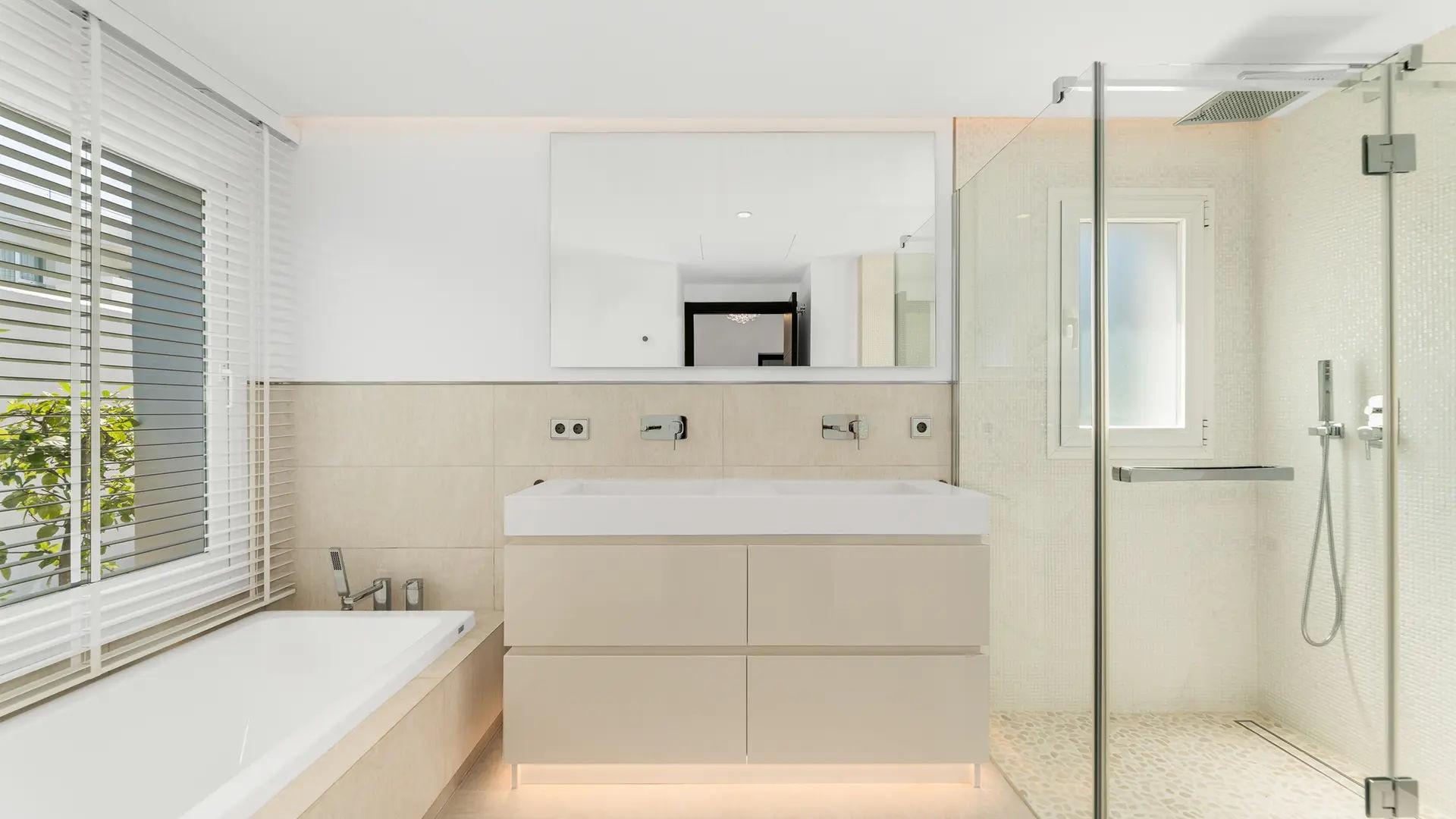  Image of Villa - 4 Bedrooms - 5 Bathrooms for sale in Malaga-Benahavis-Spain, Image 17