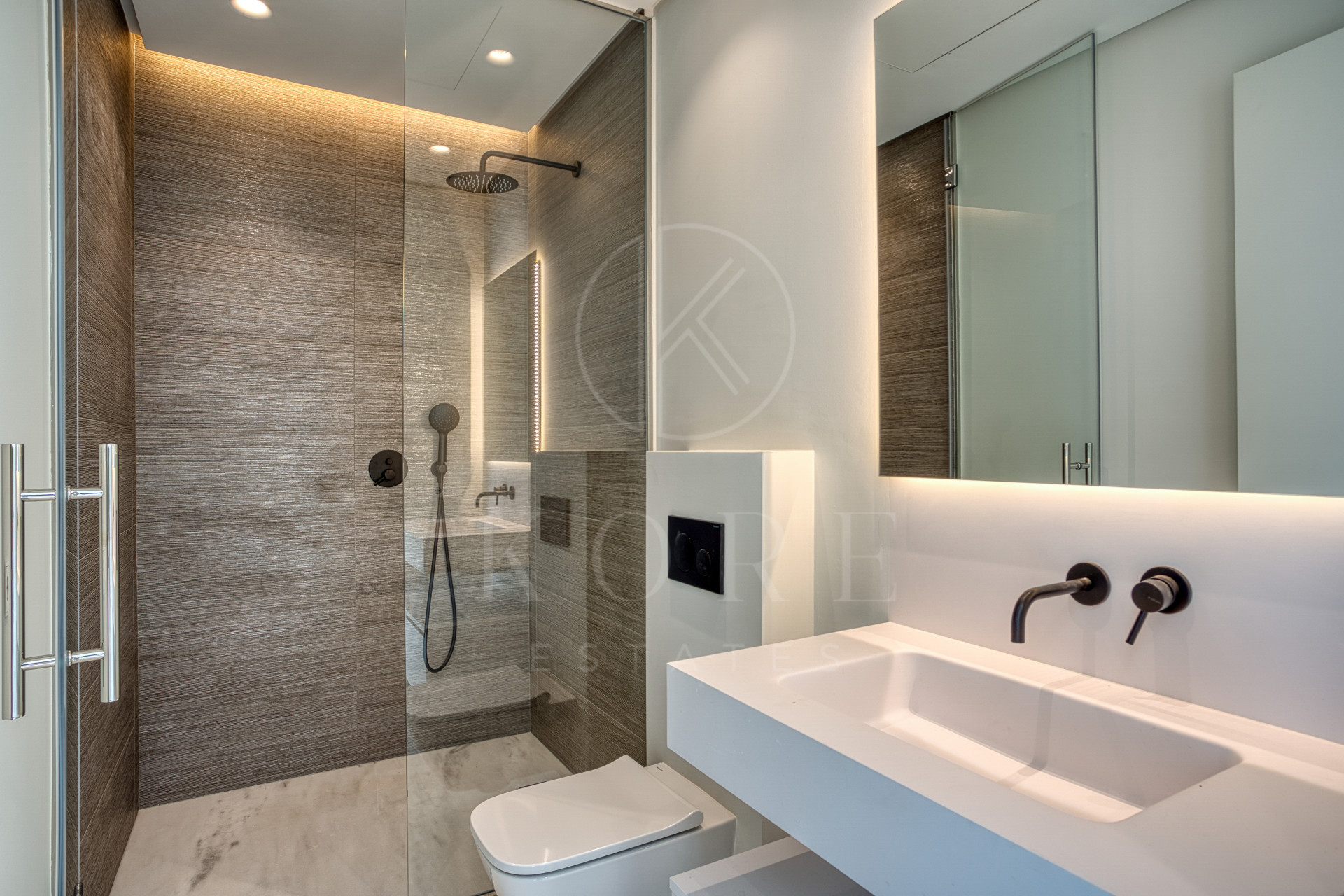 Modern five bedroom south facing villa, situated in the luxurious and sought-after Urbanisation of Los Flamingos in Benahavis with sea views