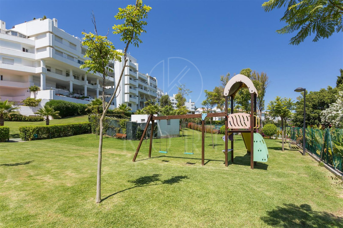Apartamento totalmente reformado en primera linea de playa en Guadalmina Baja