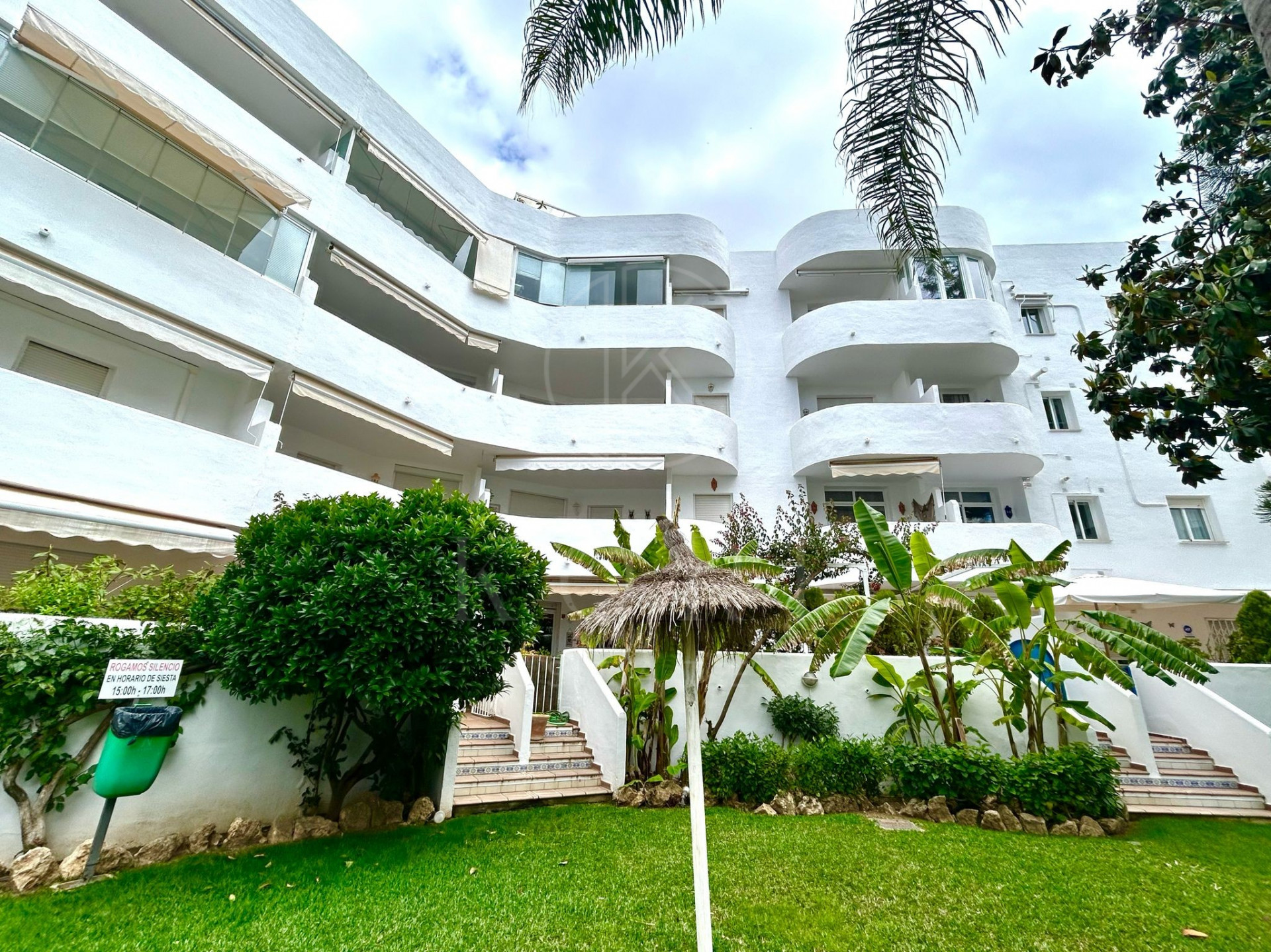 OPORTUNITY IN GOLDEN MILE!  GRATE APARTMENT  OF 3 BED!