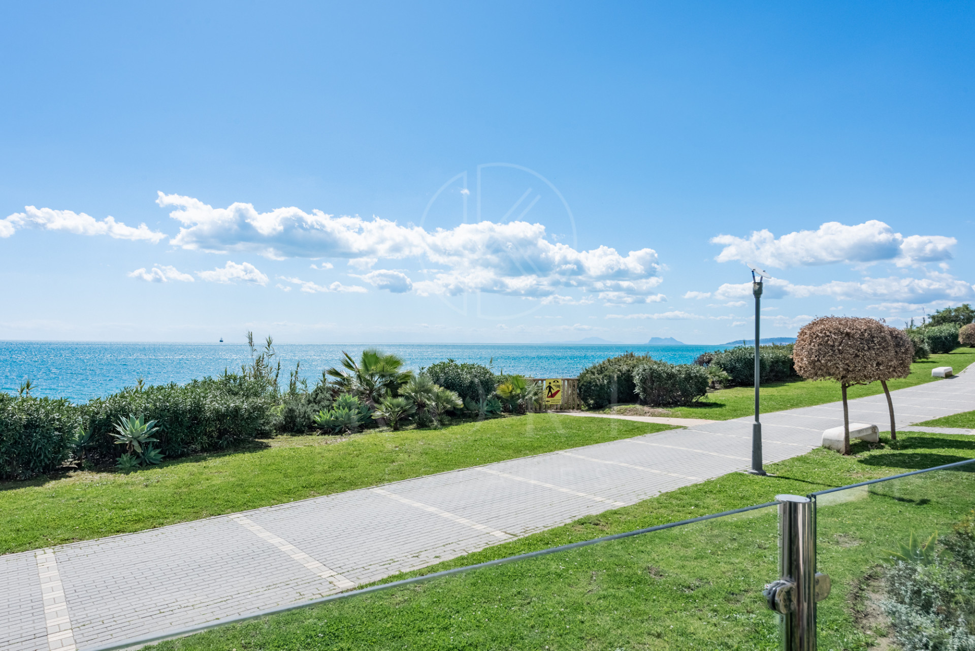 Beachfront apartment in the prestigious Doncella Beach next to Playa Cristo in Estepona!