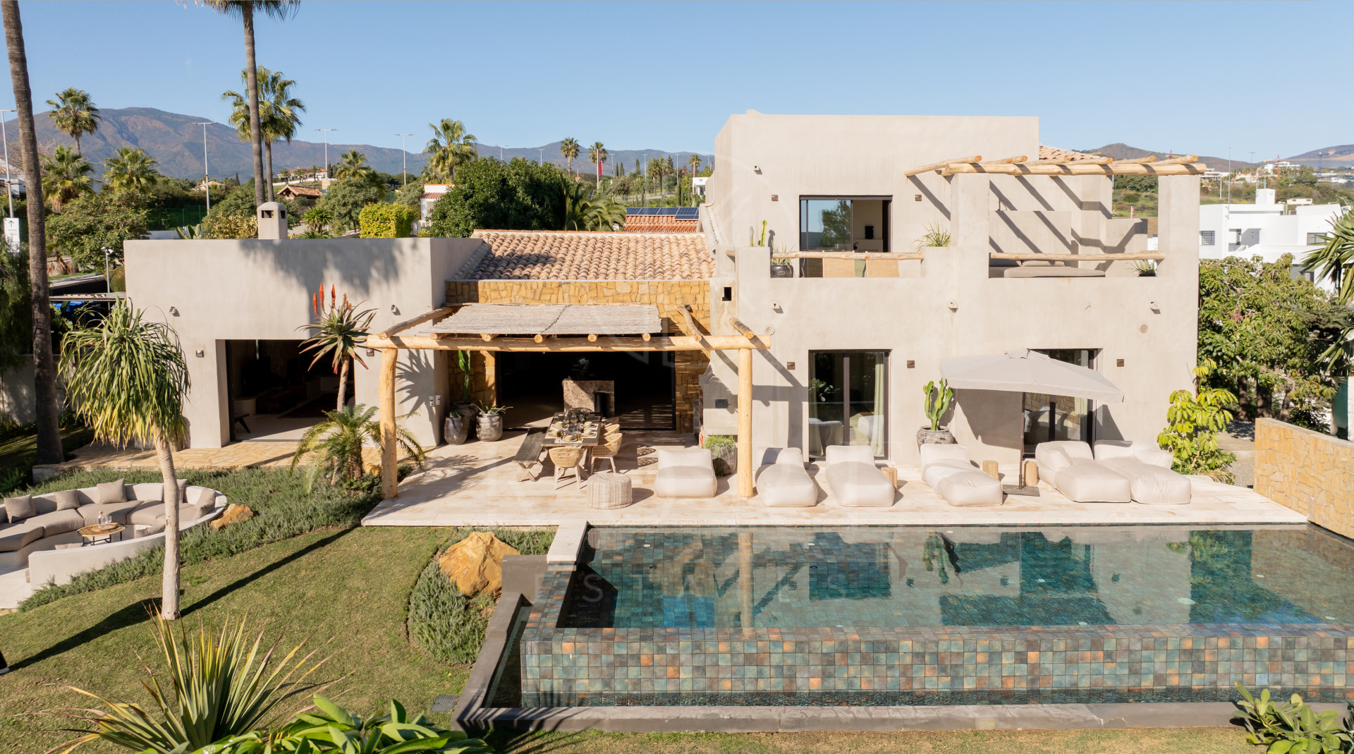 Single Luxury Villa in Selwo: Fusion of Exotic Styles with Sea Views