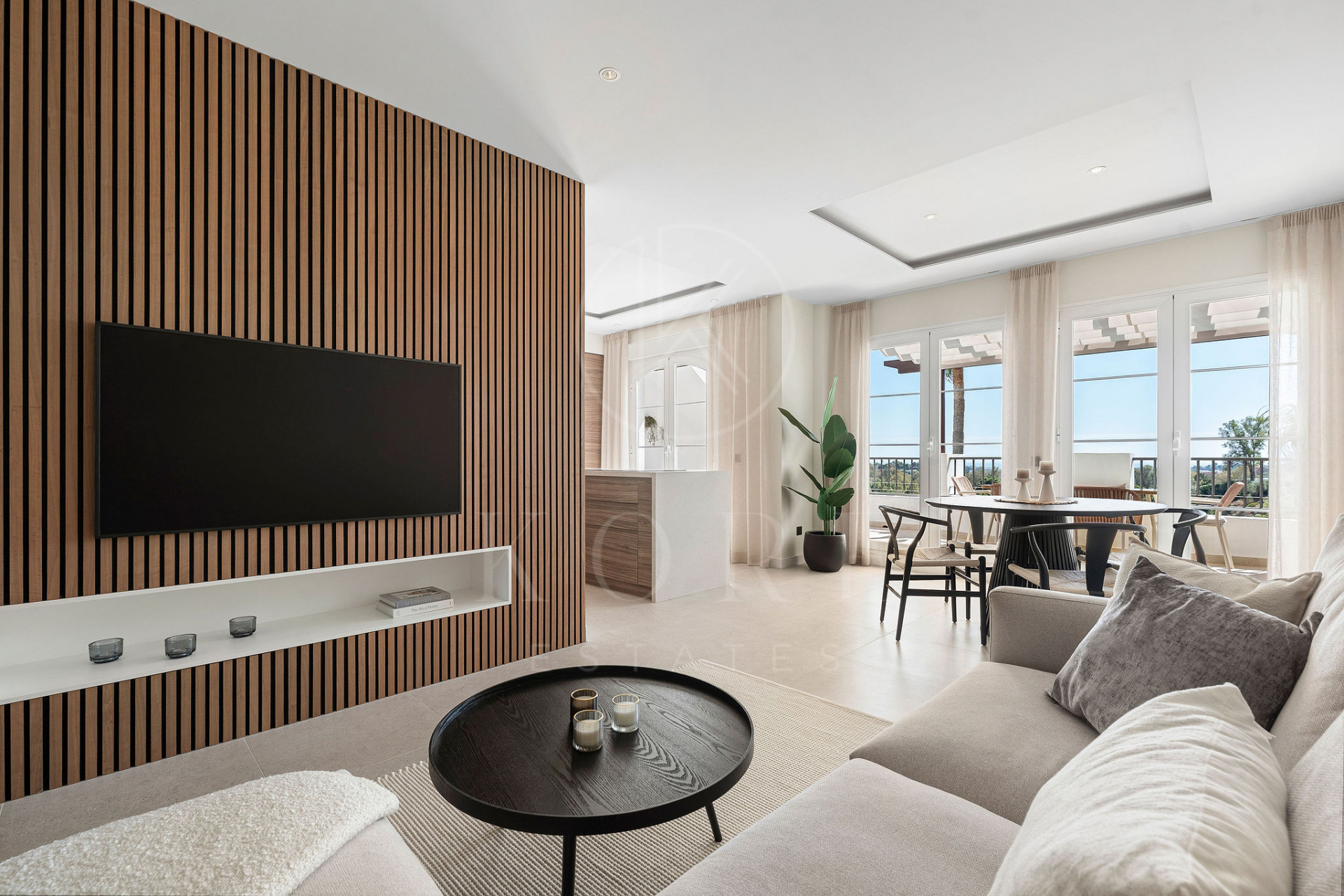 Welcome to this stunning and fully renovated penthouse with panoramic views over Higueral Golf, the mountains and the sea!