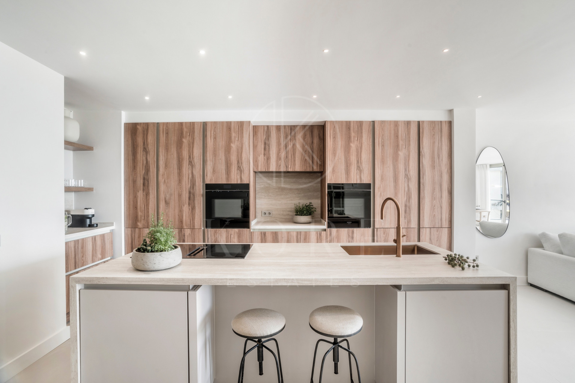 Apartamento de 3 Dormitorios recién reformado con piscina privada y vistas al mar y la montaña en Nueva Andalucia