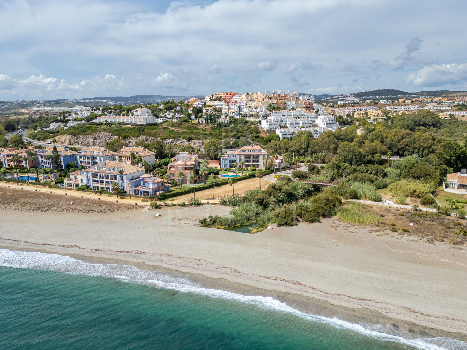 Exclusiva villa adosada en primera línea de playa en La Perla de la Bahía, Casares