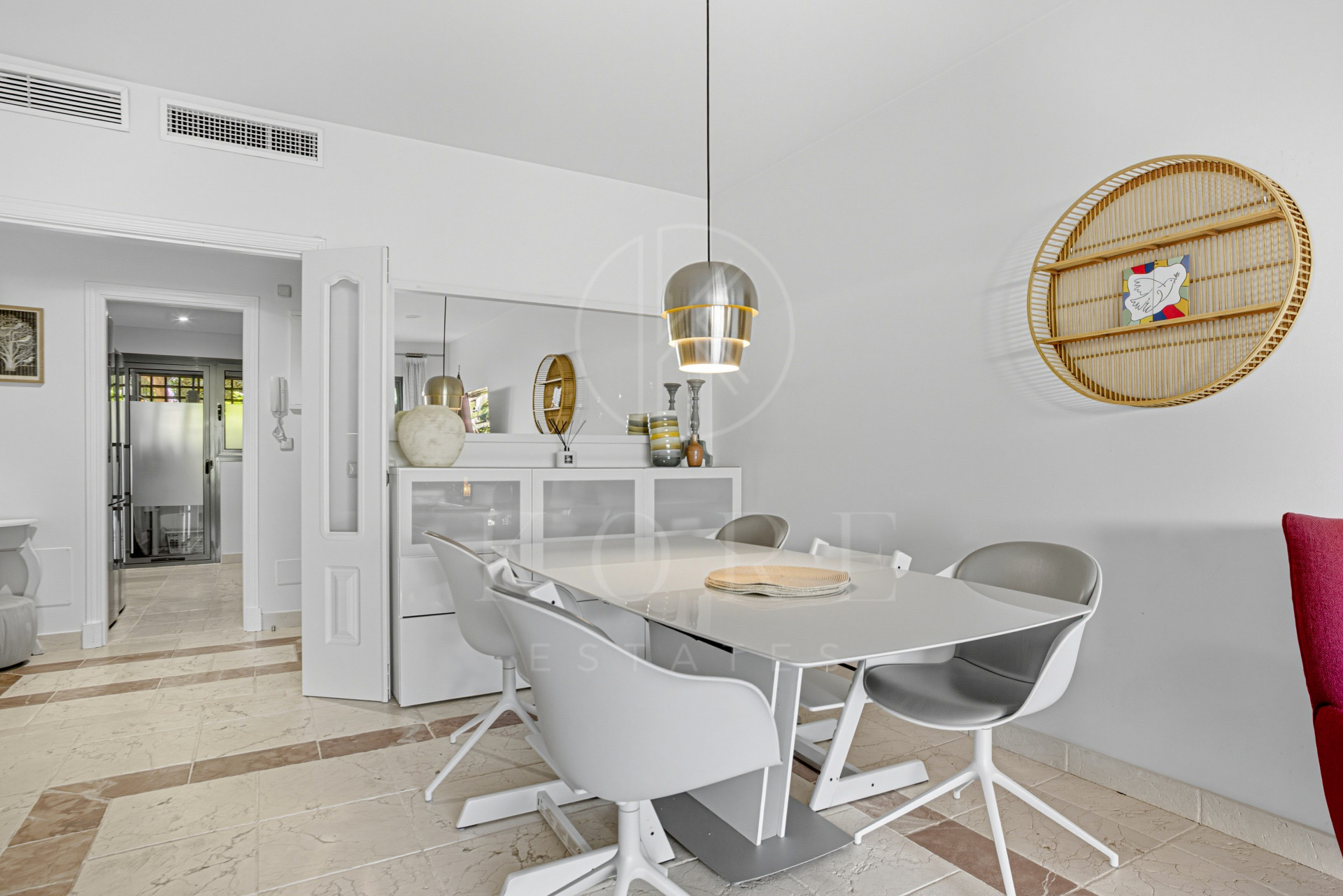 Maravilloso apartamento de dos dormitorios, planta baja situado en la codiciada comunidad cerrada de Benatalaya.