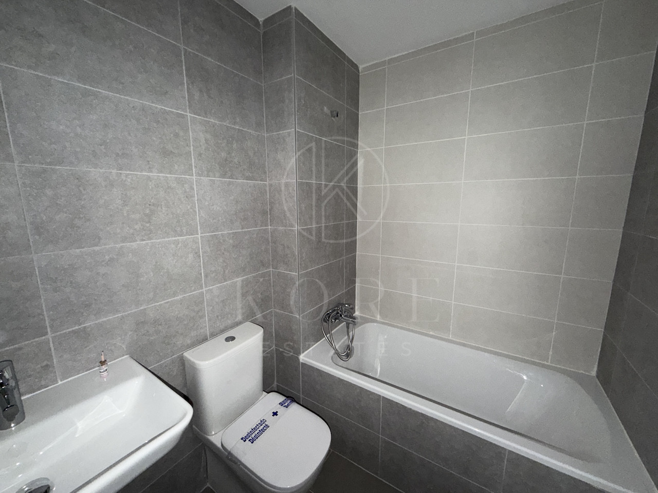 Modern Three-Bedroom Apartment in Estepona with Panoramic Views