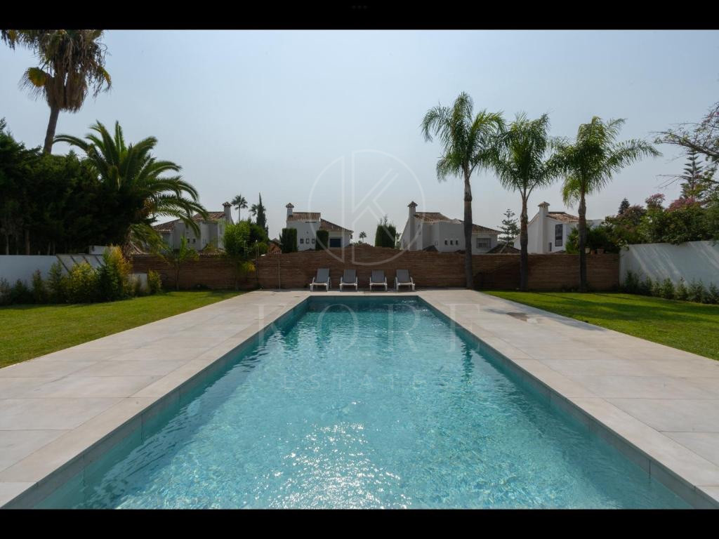 Villa for sale in Las Brisas, Nueva Andalucia