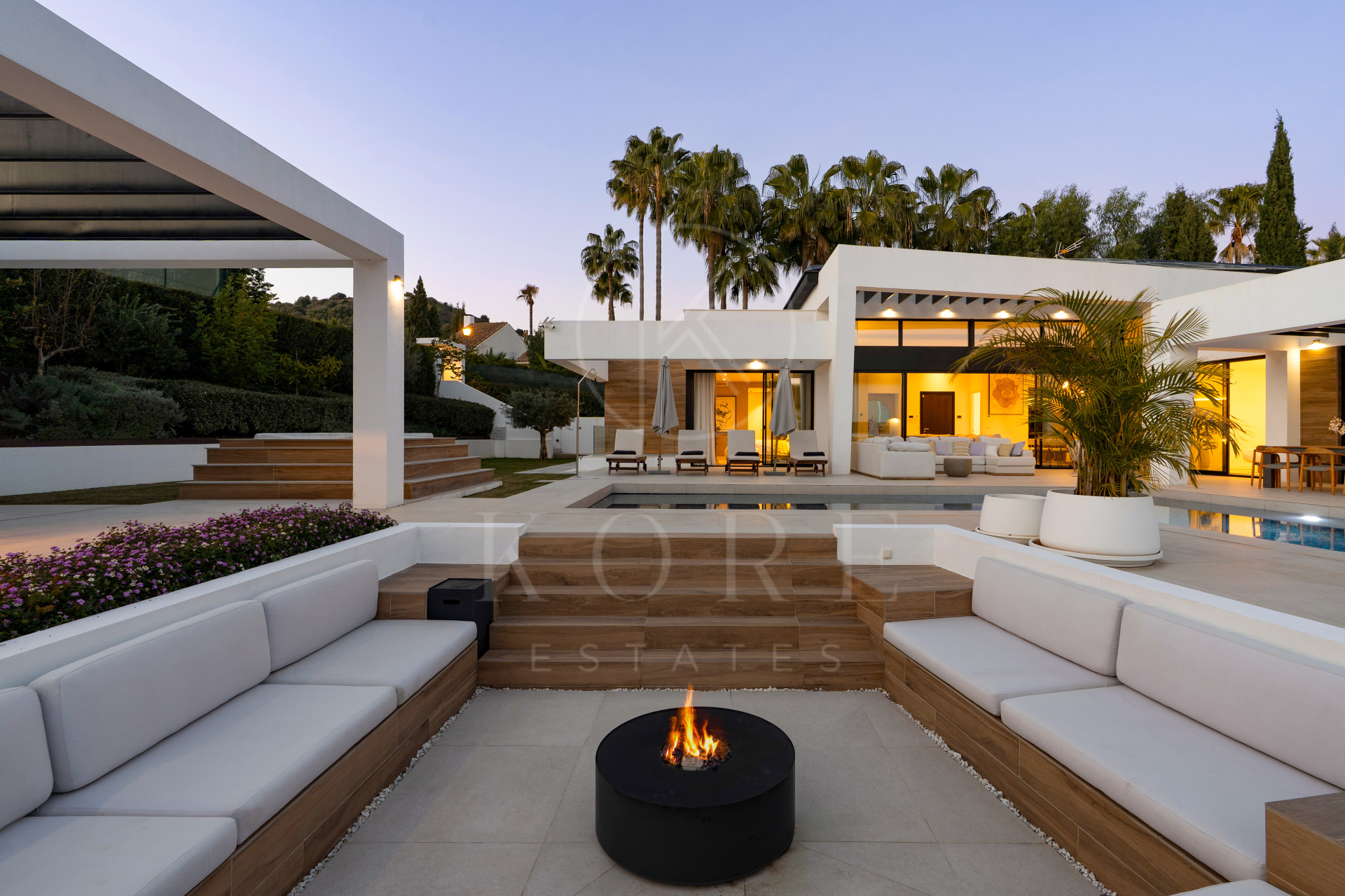 Villa for sale in Los Naranjos, Nueva Andalucia