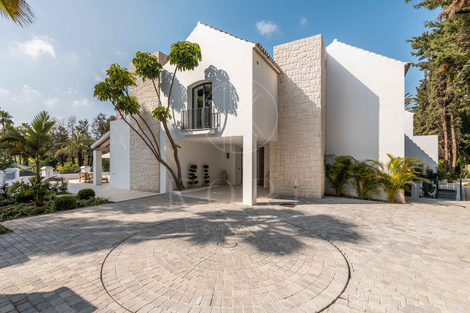 Villa for sale in Las Brisas, Nueva Andalucia