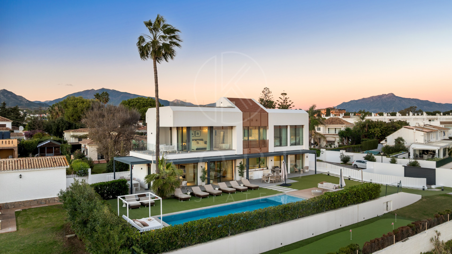 Contemporary Beachfront Masterpiece with Panoramic Sea Views – New Golden Mile