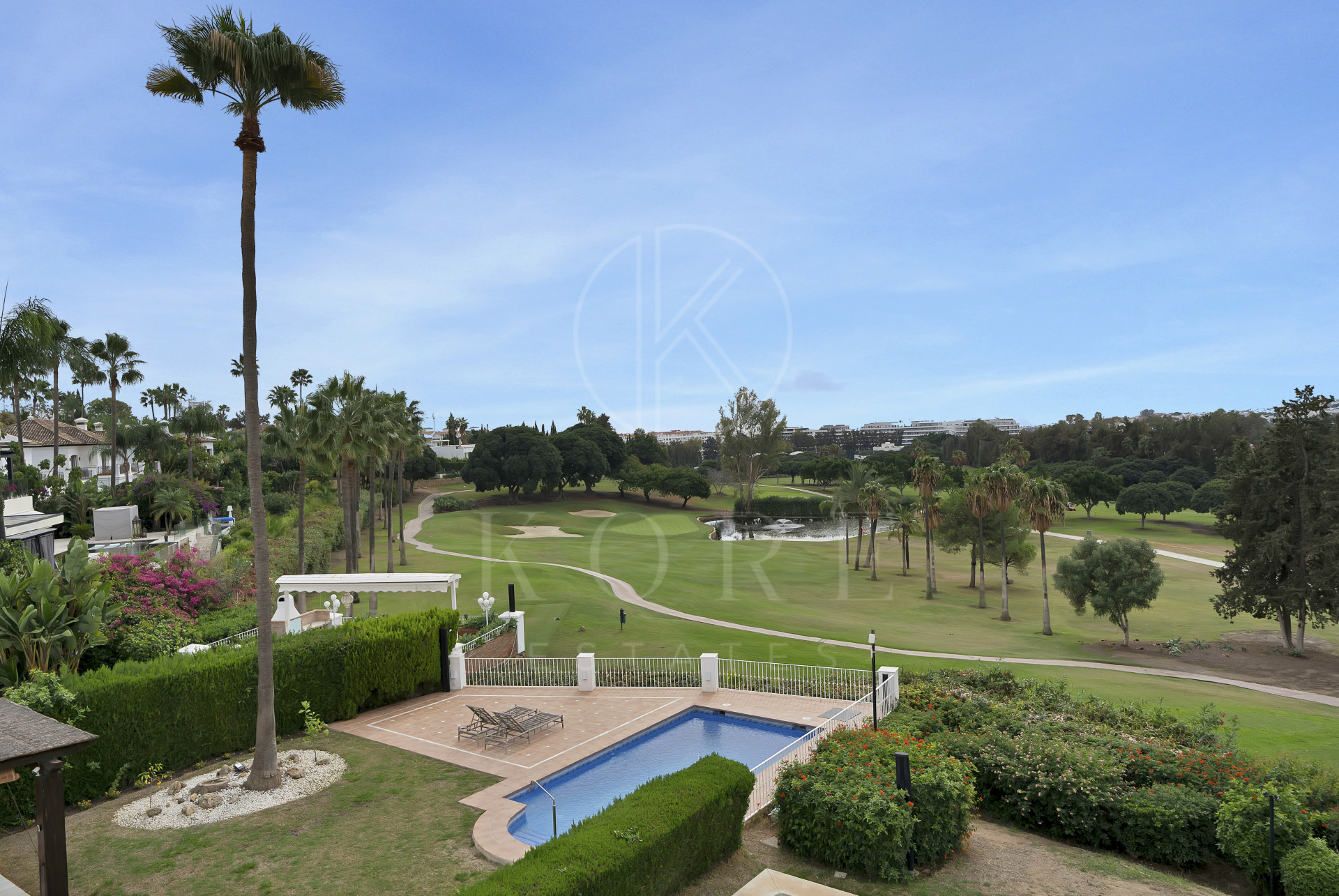Beautifully renovated two bedroom apartment located in the prestigious Alcores del Golf community in Nueva Andalucía