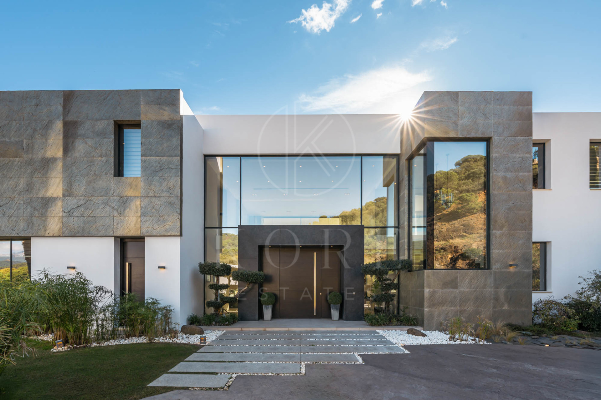 Elegante Villa Contemporánea con Vistas Panorámicas al Mar en El Madroñal