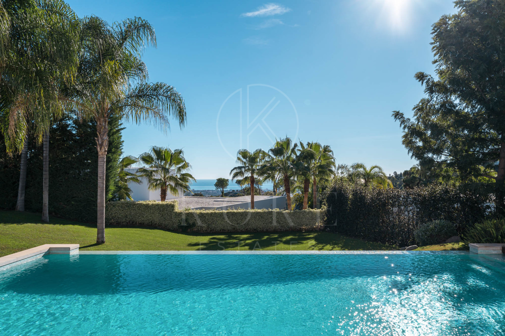 Elegante Villa Contemporánea con Vistas Panorámicas al Mar en El Madroñal