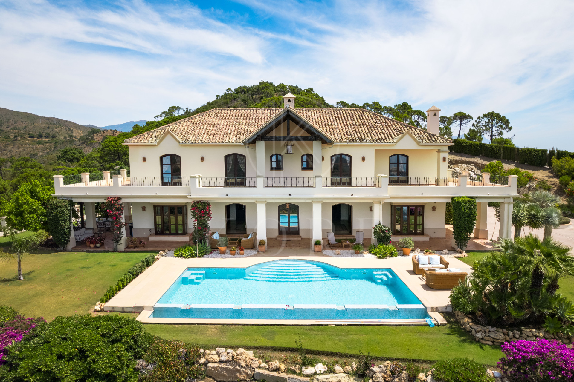 Elegant Luxury Estate with Panoramic Sea Views in Estepona