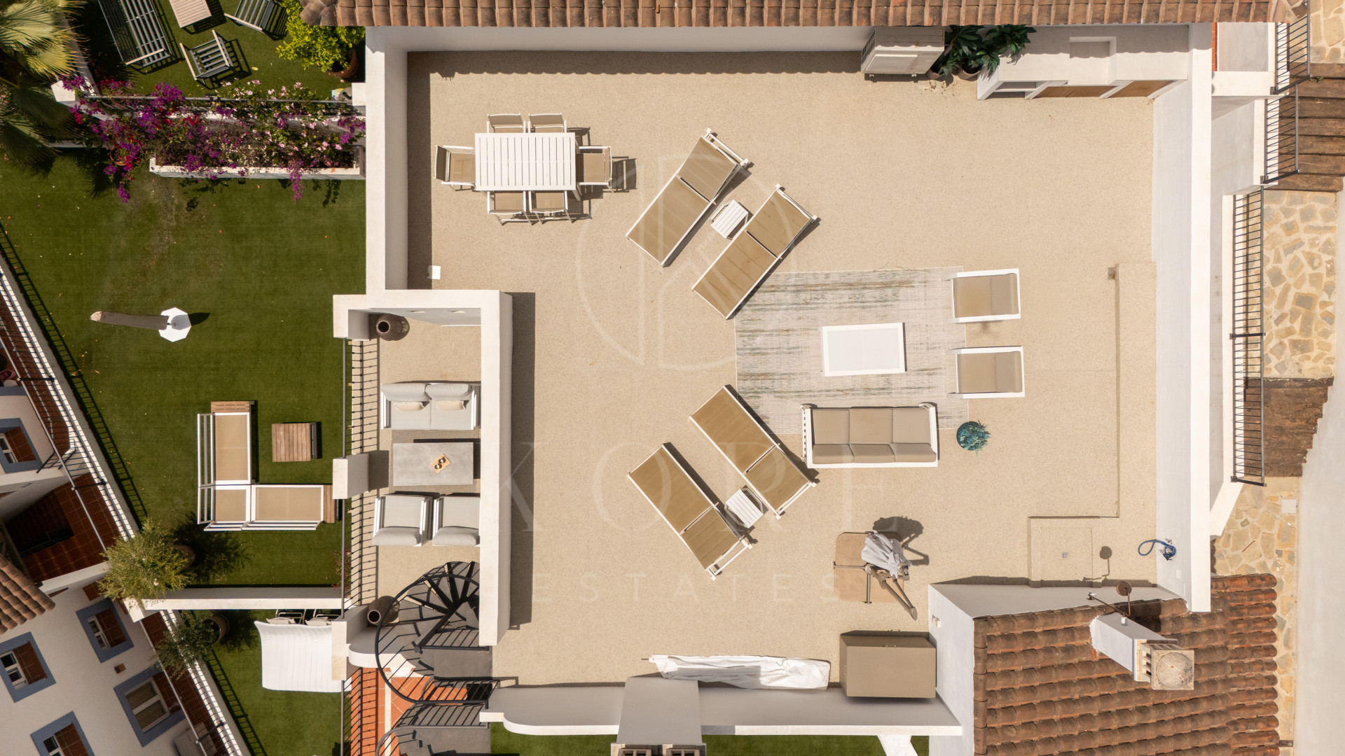 Stunning 2-bedroom penthouse in Paraiso Pueblo, Benahavís, offering panoramic sea views, a 100m² rooftop solarium, luxury resort-style amenities