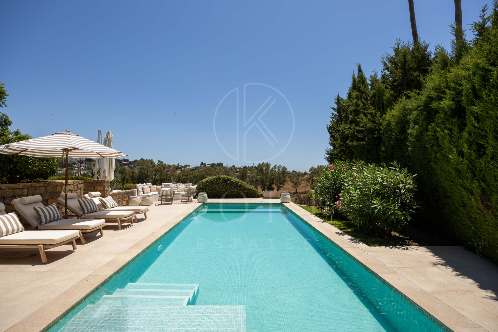 Frontline golf villa in El Paraíso with 4 bedrooms, heated saltwater pool, south-facing plot and mountain views
