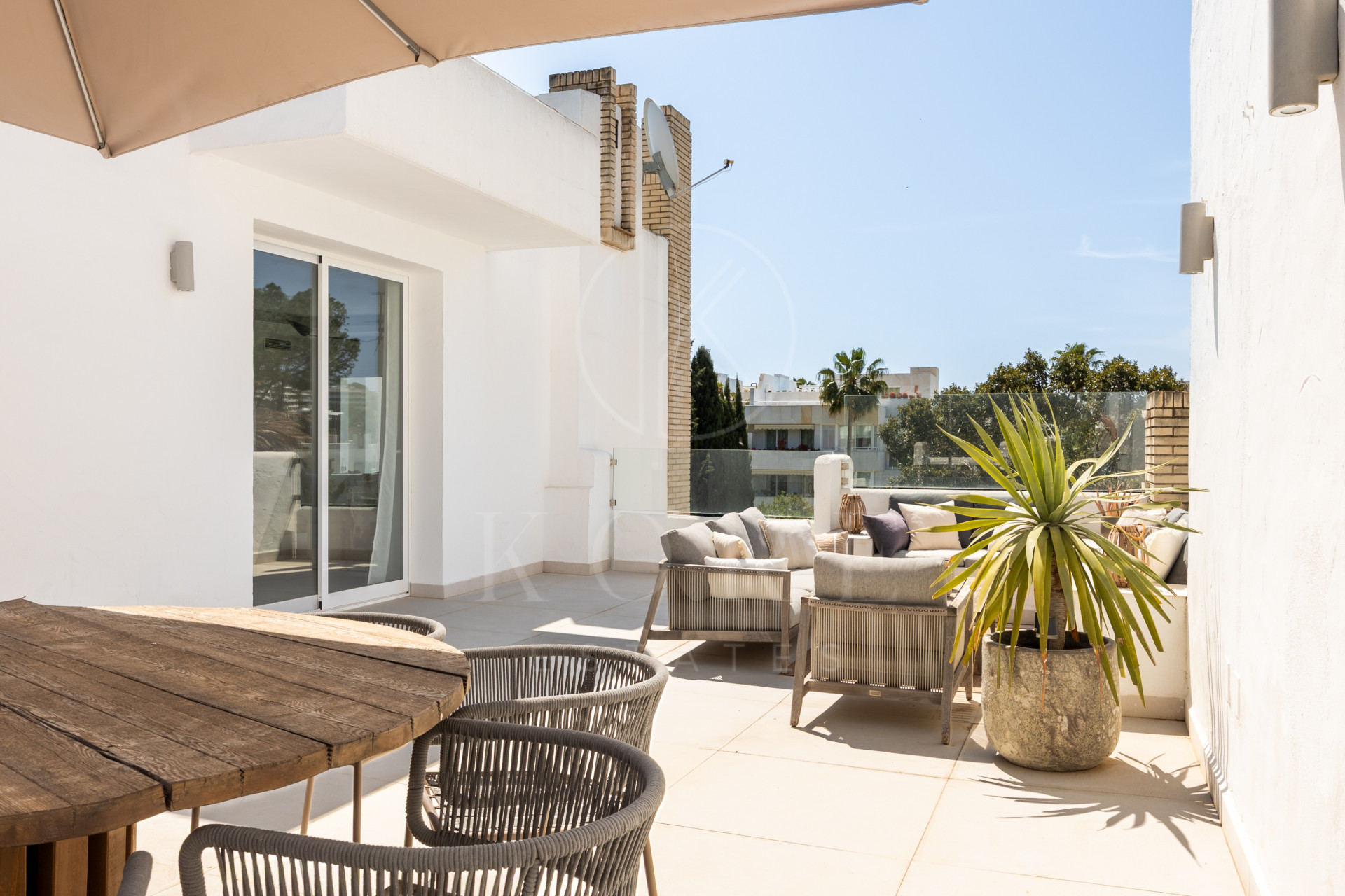 Charming and private duplex apartment located in the heart of Nueva Andalucía’s prestigious Golf Valley