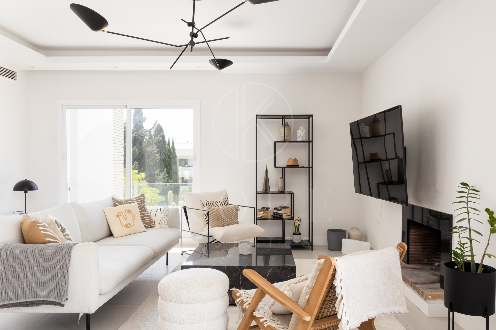 Charming and private duplex apartment located in the heart of Nueva Andalucía’s prestigious Golf Valley