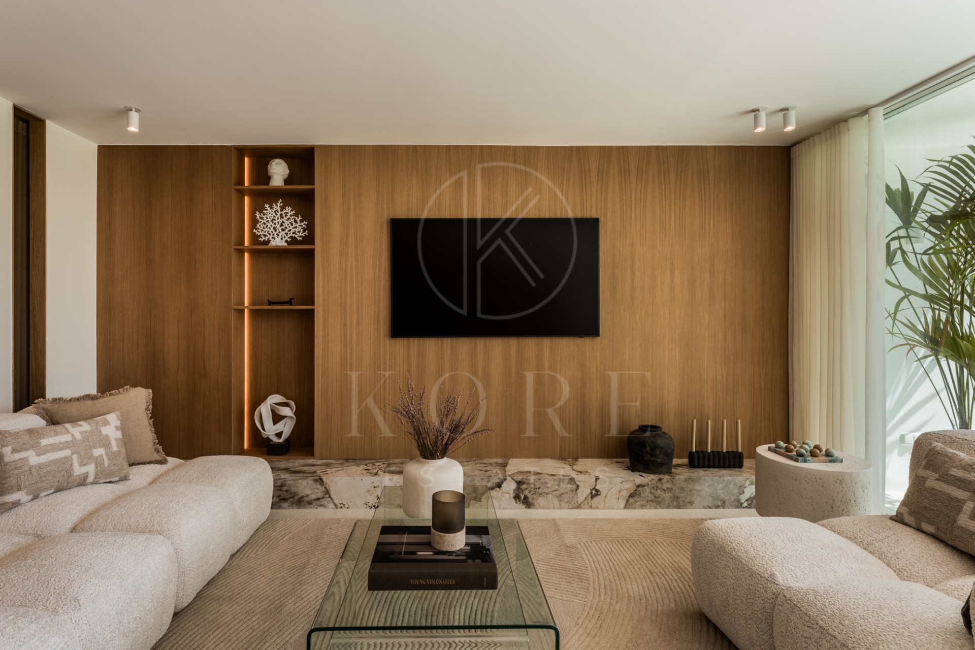 Beautifully designed 4-bedroom apartmentin one of Aloha’s most sought-after residential areas