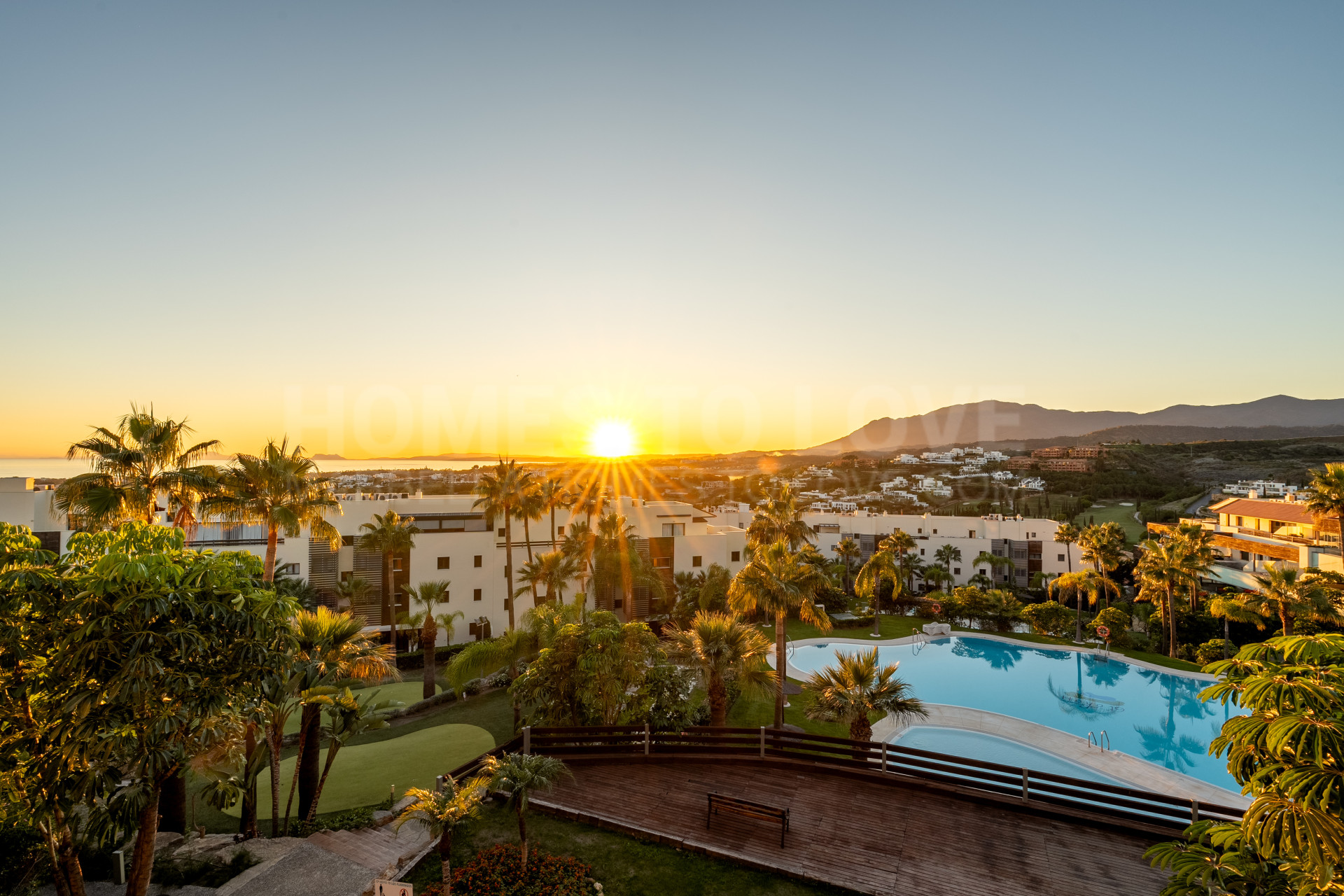 Two-bedroom apartment with panoramic golf and sea views in gated Los Flamingos, Benahavís. 37 m² terrace, 2 parking spaces, 2 storage rooms — and a proven rental track record of over €40,000 gross per year.