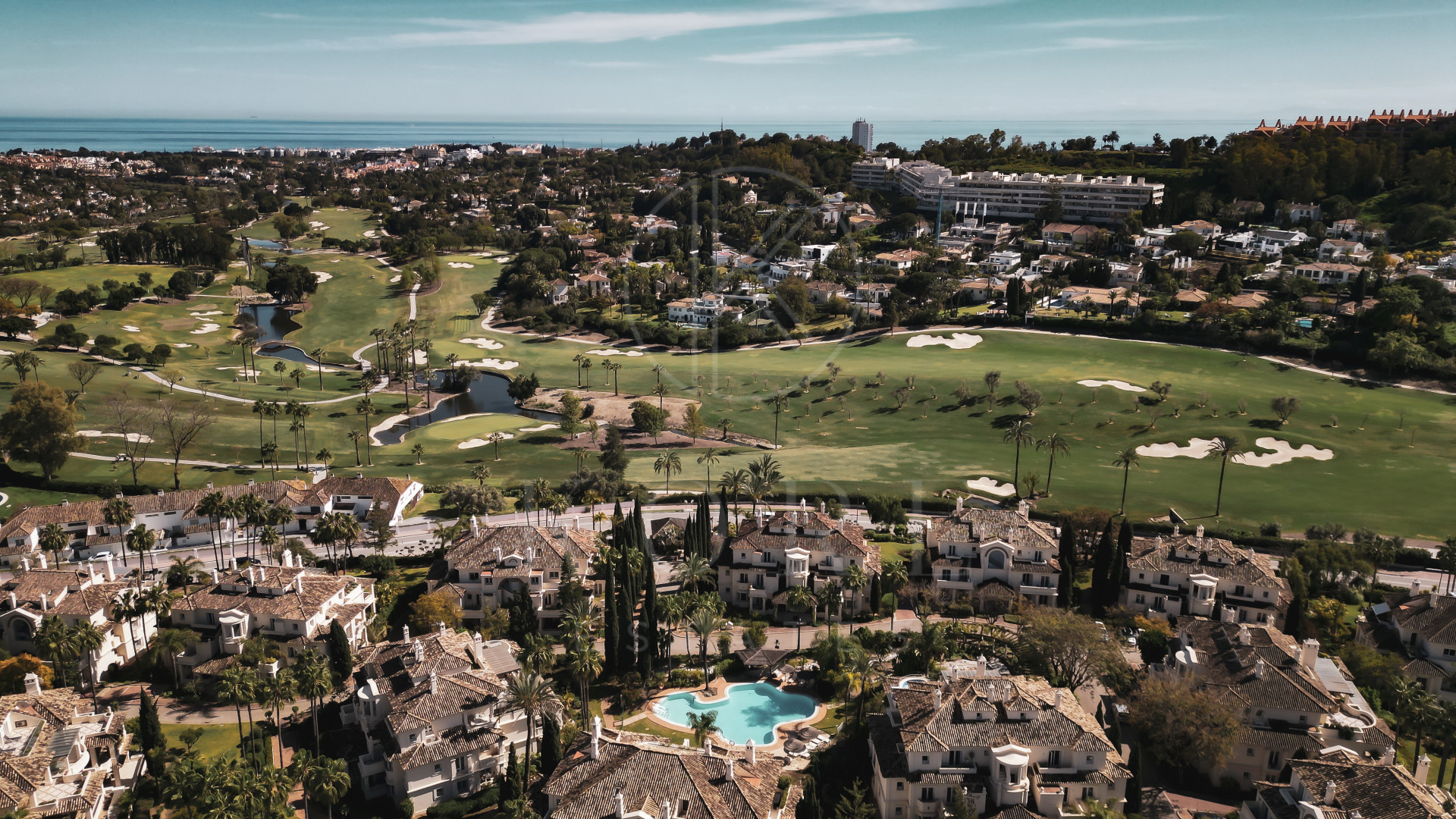 Luxury Penthouse with Panoramic Golf and sea Views in Las Alamandas