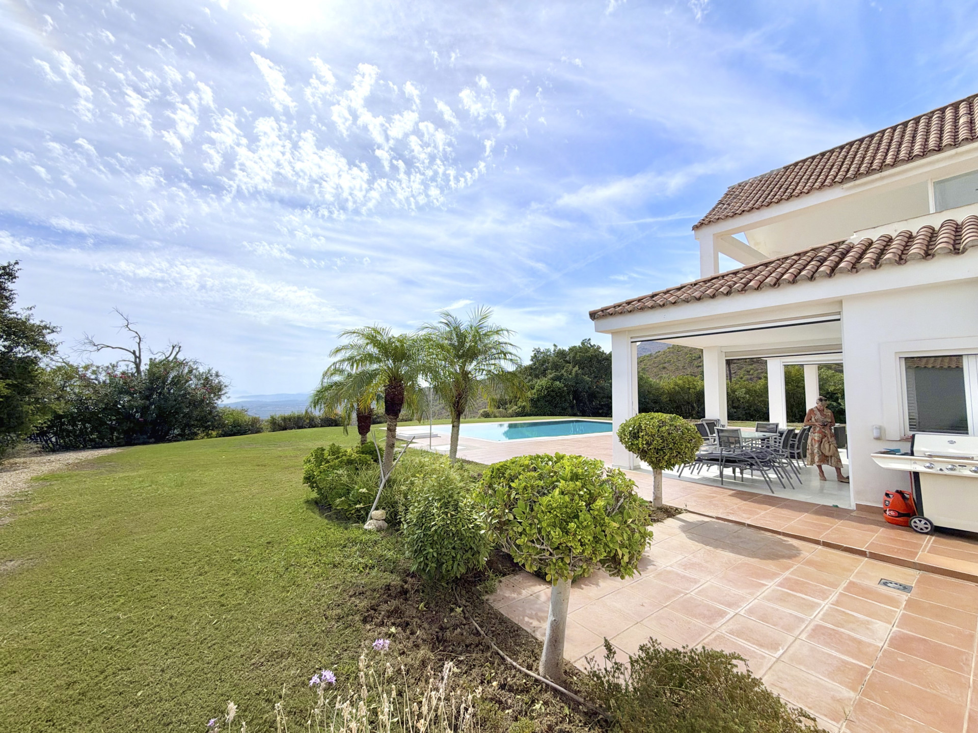 South-facing four-bedroom villa in Altos de Estepona with panoramic sea and mountain views